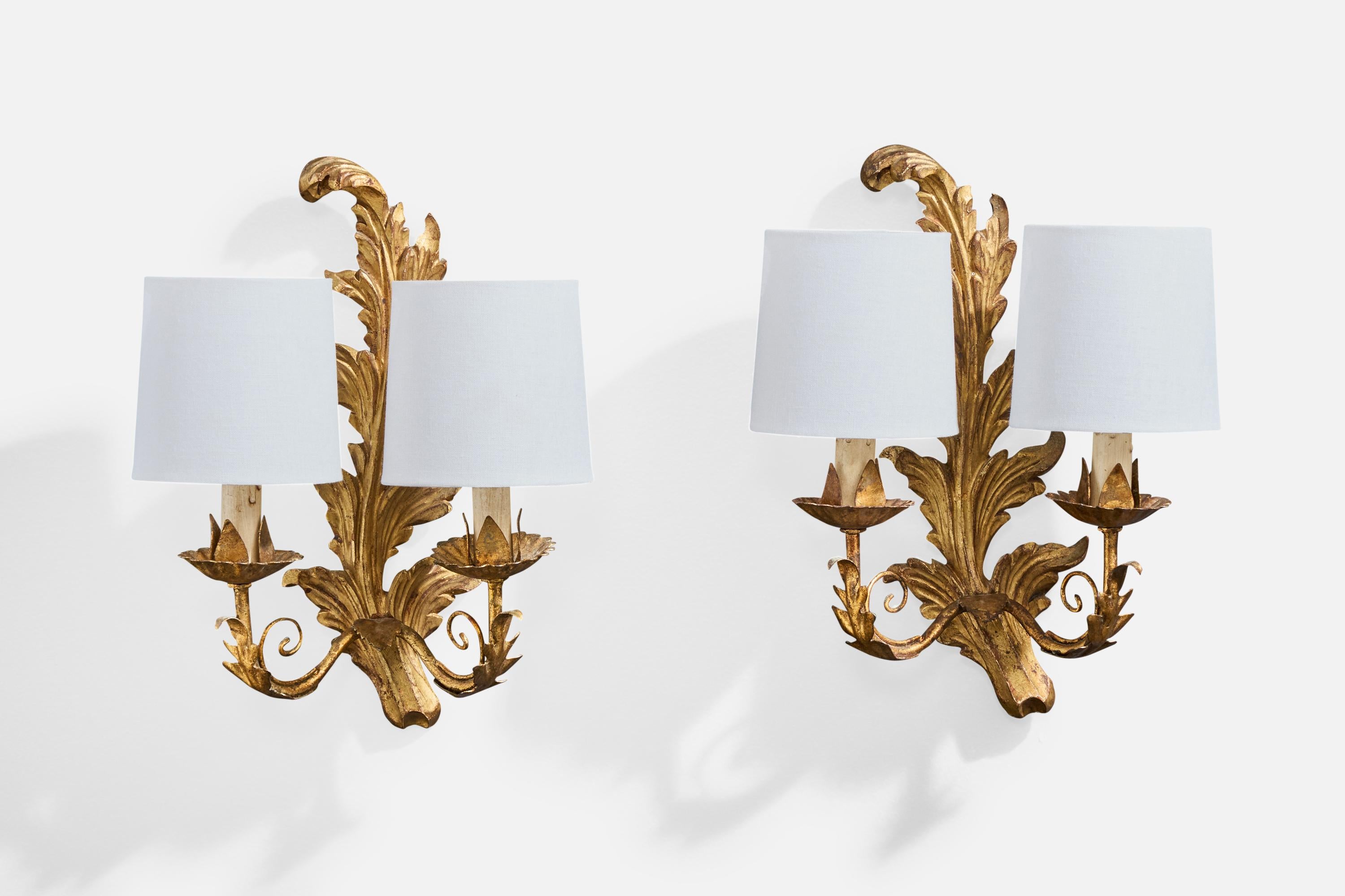 Paire d'appliques en laiton, bakélite, bois peint à l'or et tissu blanc, probablement conçues et produites en France, vers les années 1940.

Le laiton présente une forte oxydation. 

Le bois peint présente une forte usure. 

Dimensions globales (en