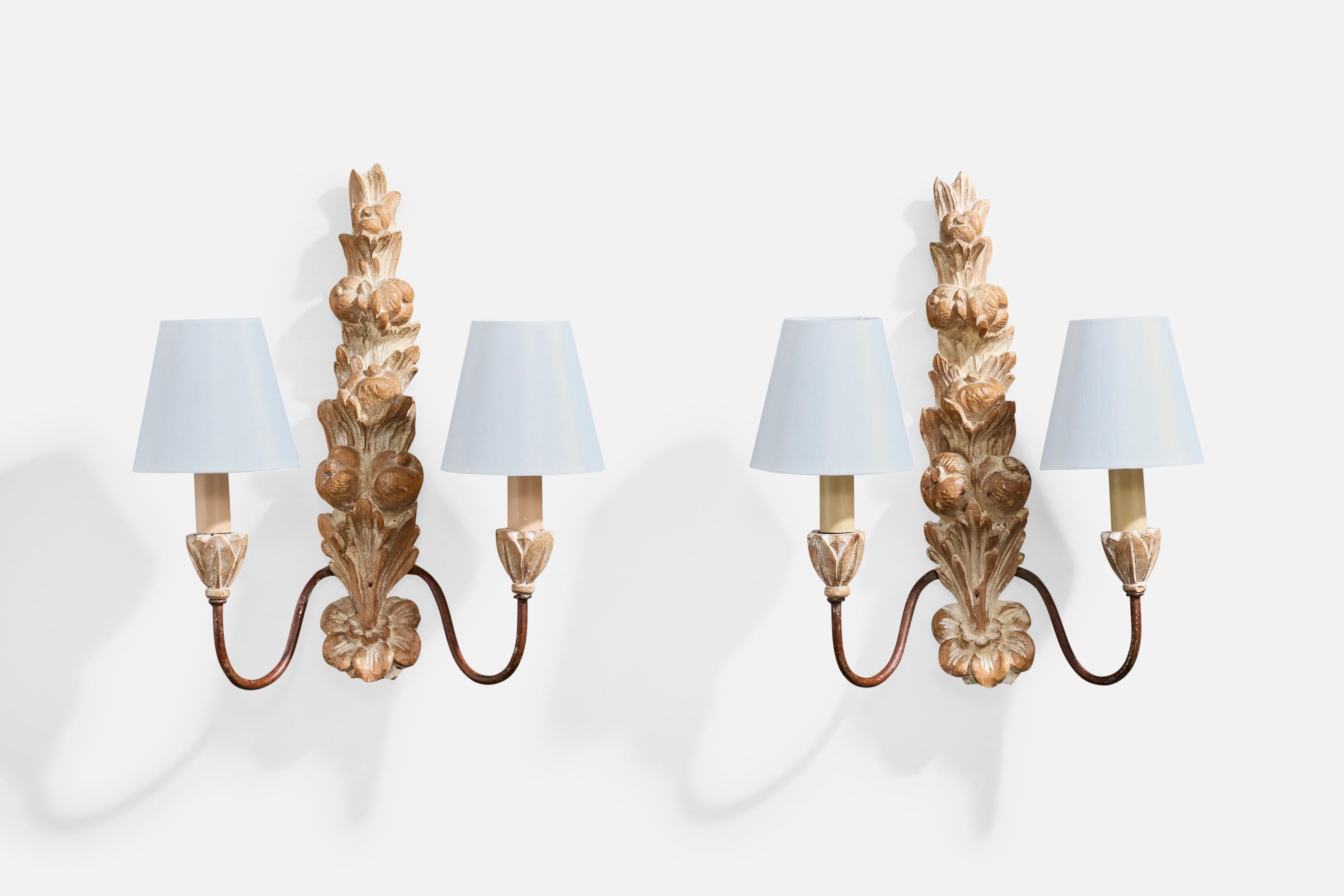 Ein Paar Wandleuchten aus lackiertem Metall, weiß getöntem Holz und weißem Stoff, entworfen und hergestellt in Frankreich, ca. 1950er Jahre.

Alters- und gebrauchsbedingte Abnutzungserscheinungen, einschließlich Lackschäden. Brandneue