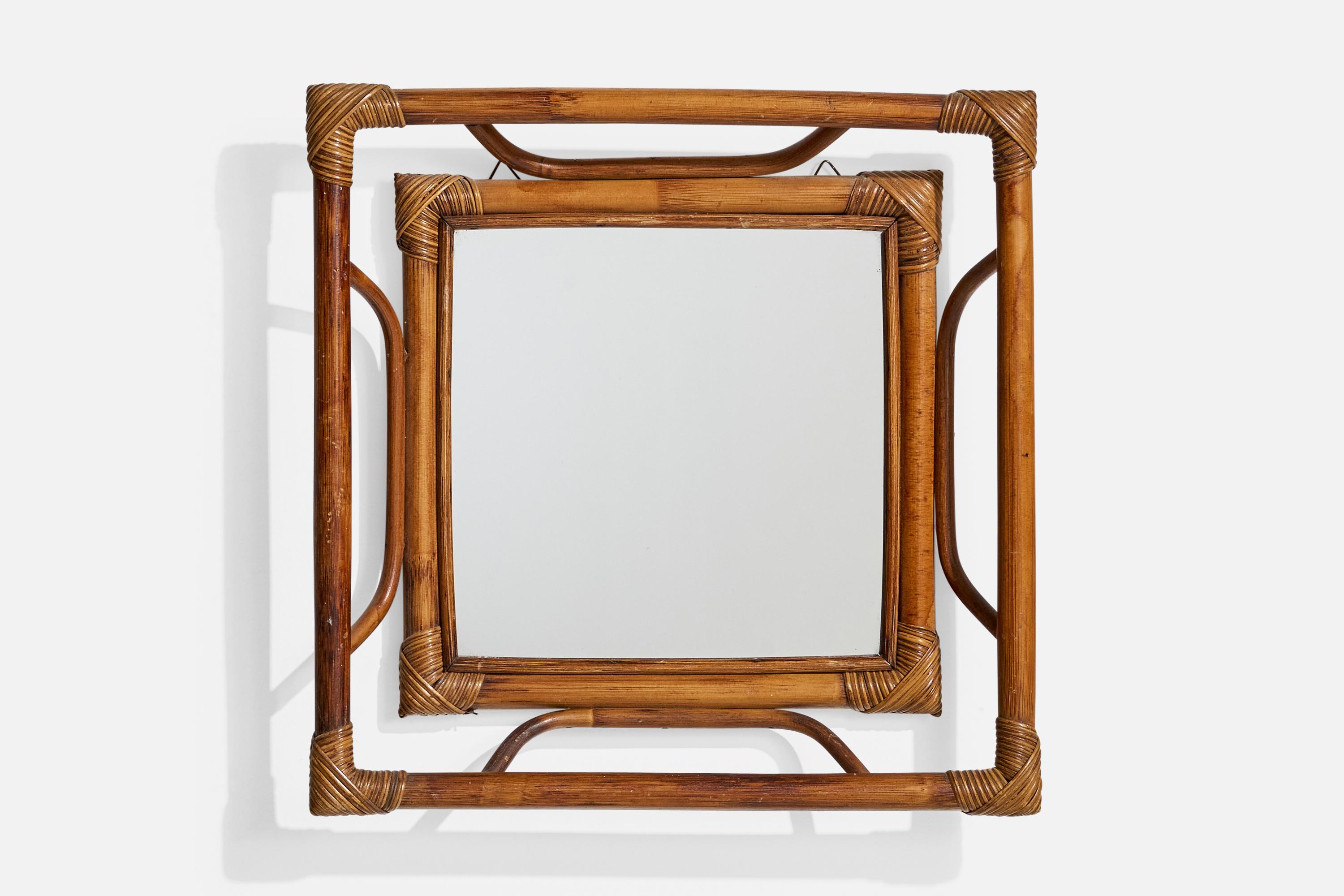 Miroir mural en bambou et rotin, conçu et produit en France, c. 1960.

Dimensions : 16