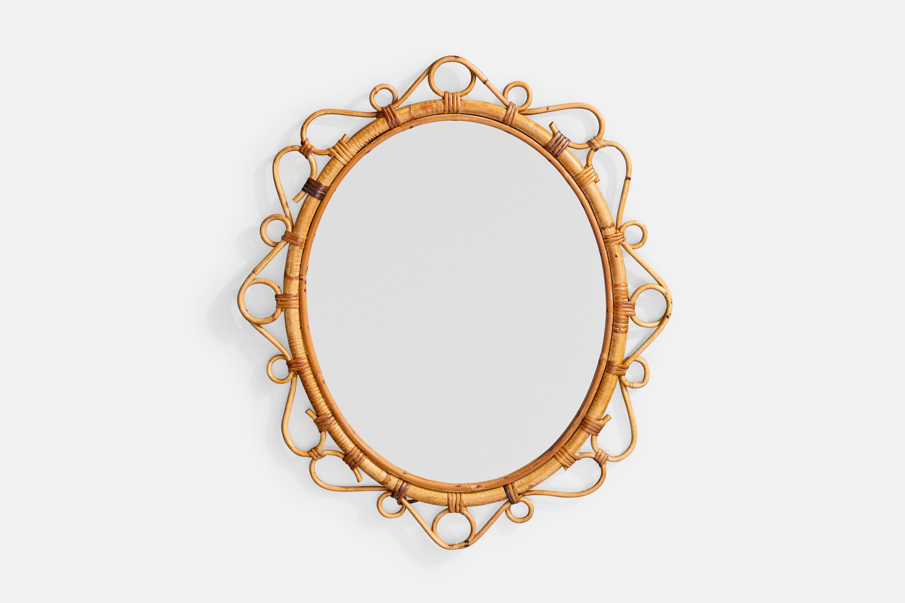 Specchio da parete in bambù e rattan, probabilmente progettato e prodotto in Francia, negli anni '60 circa.

Dimensioni complessive (pollici): 25,5 