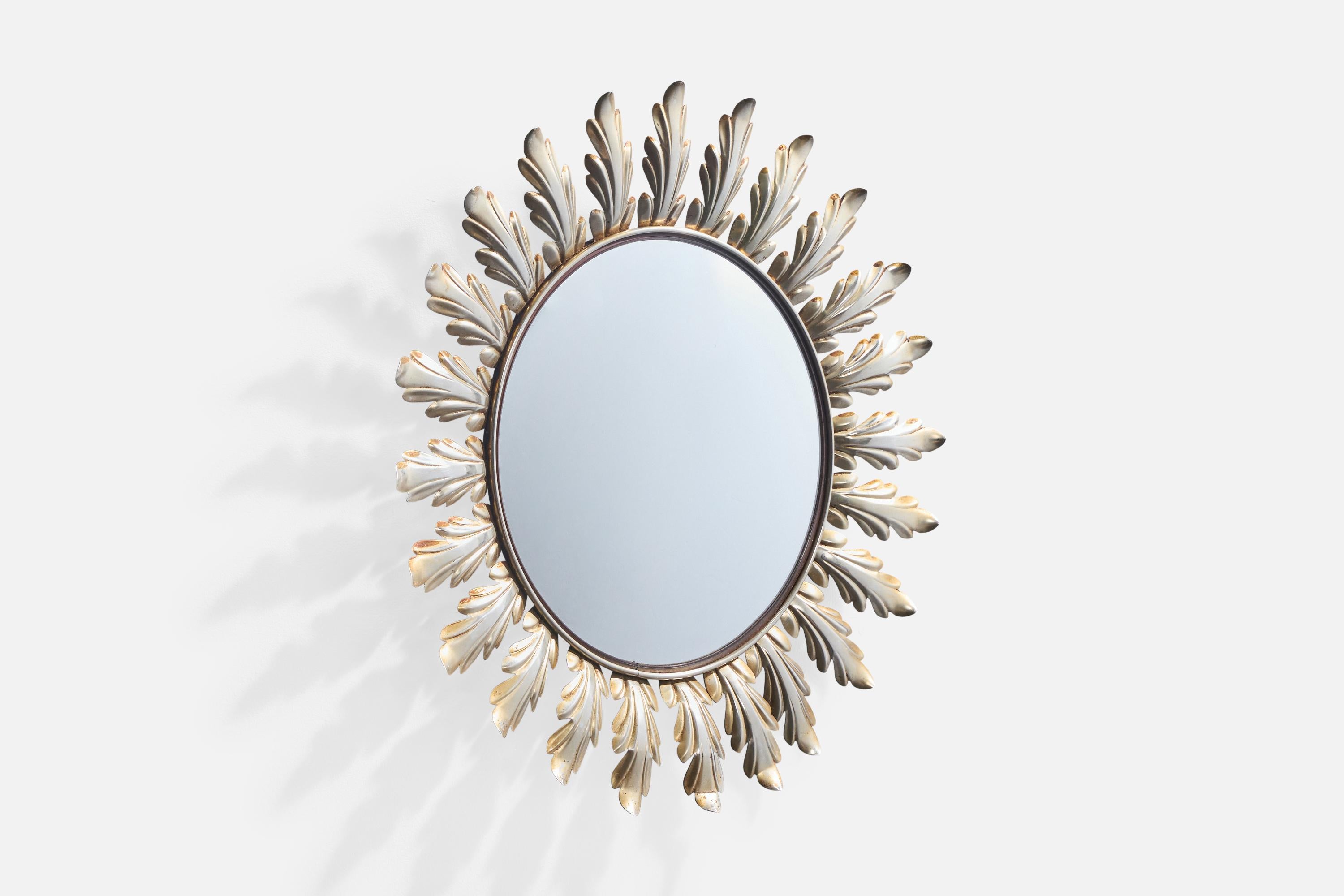 Miroir mural en métal probablement conçu et produit en France, c. C. 1950.

Dimensions globales (pouces) : 19.7 