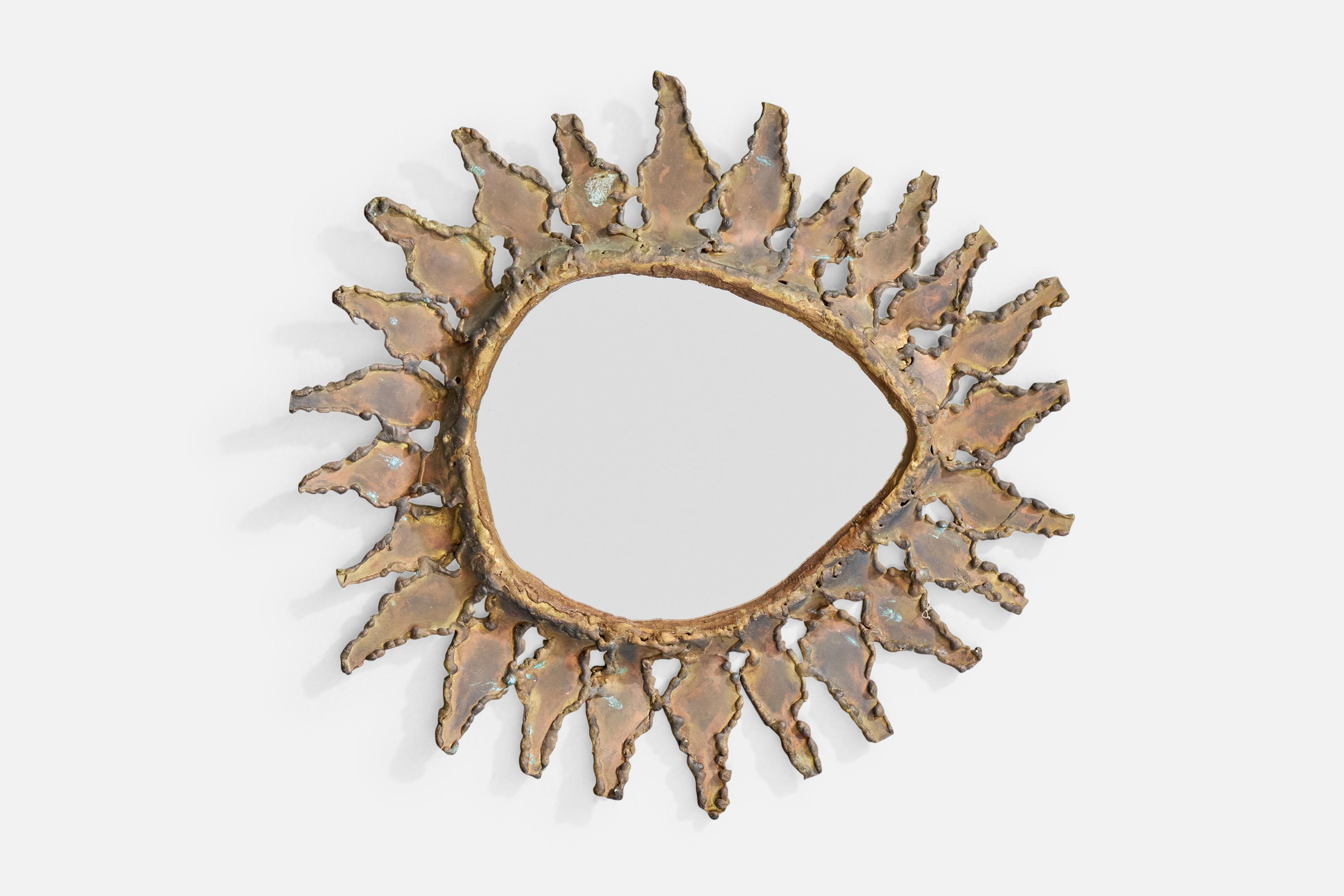Ein bronzefarbener Wandspiegel aus Metall, wahrscheinlich in Frankreich entworfen und hergestellt, um 1960.

Gesamtabmessungen (Zoll): 15,25 