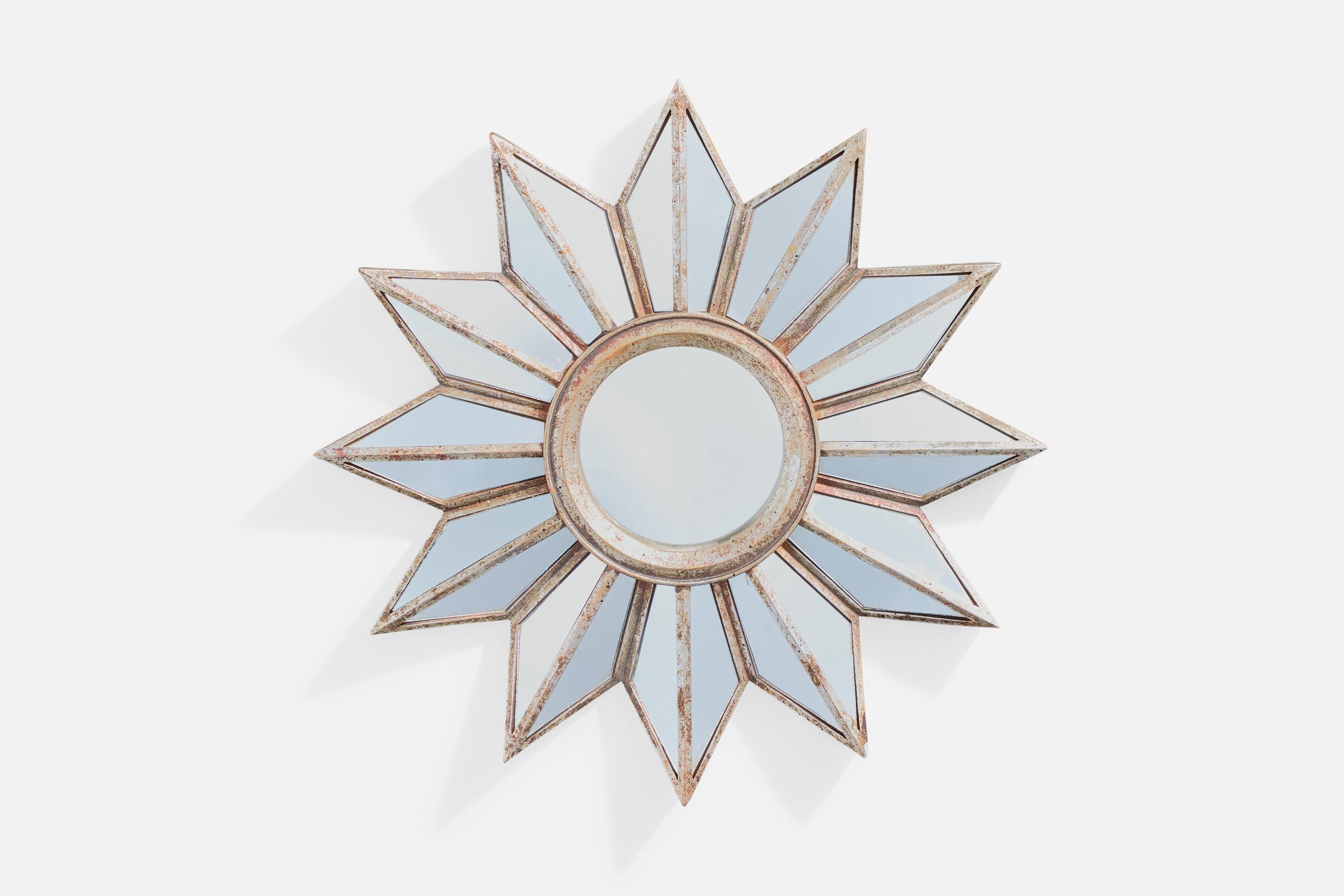 Uno specchio da parete in metallo probabilmente progettato e prodotto in Francia, negli anni '60 circa.

Forte ossidazione presente in tutto il metallo.

Piccola crepa sullo specchio come illustrato.

Dimensioni complessive (pollici): 20,6 