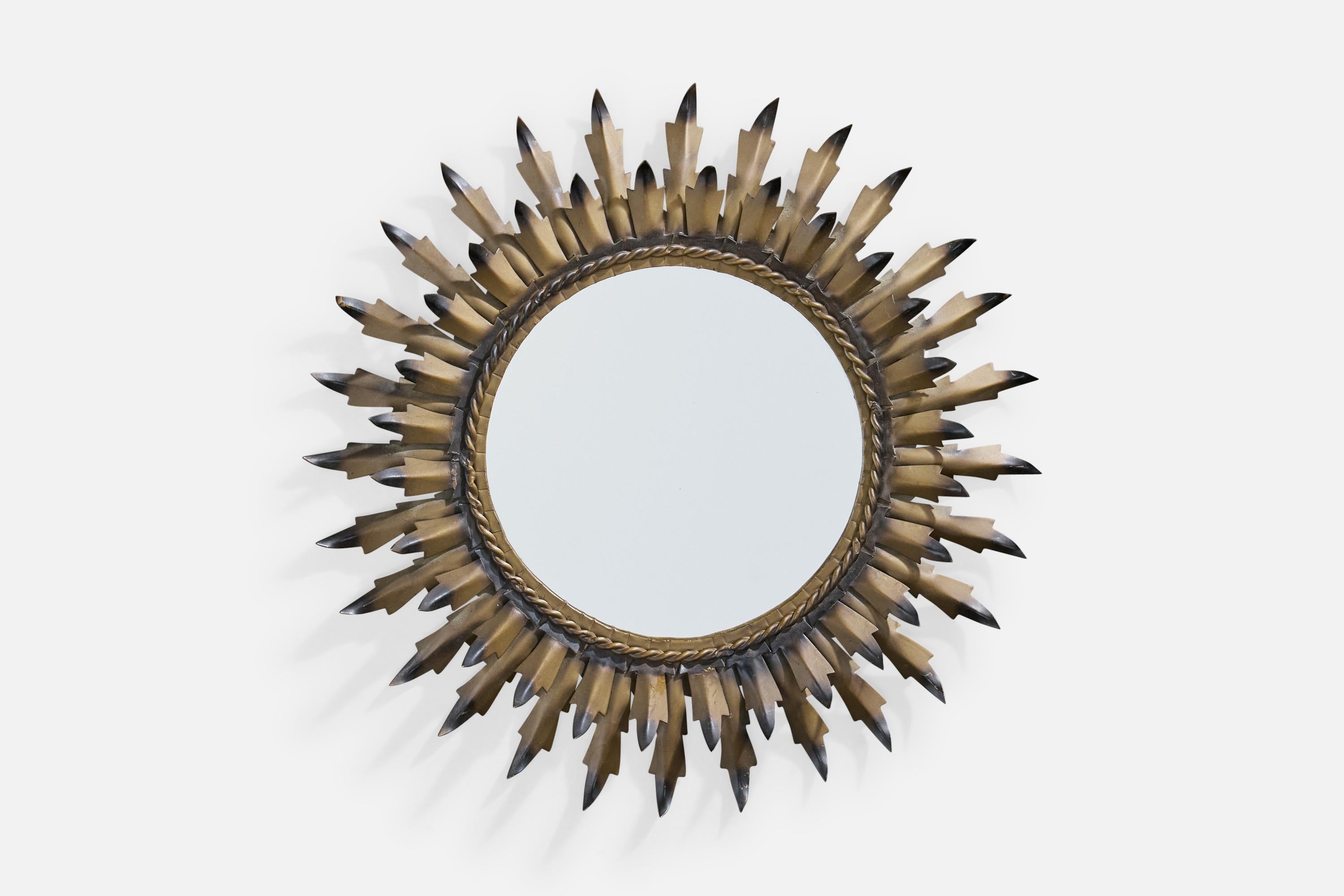 Schwarz und bronzefarben lackierter Wandspiegel aus Metall, entworfen und hergestellt in Frankreich, ca. 1960er Jahre.

Gesamtabmessungen (Zoll): 17,25 