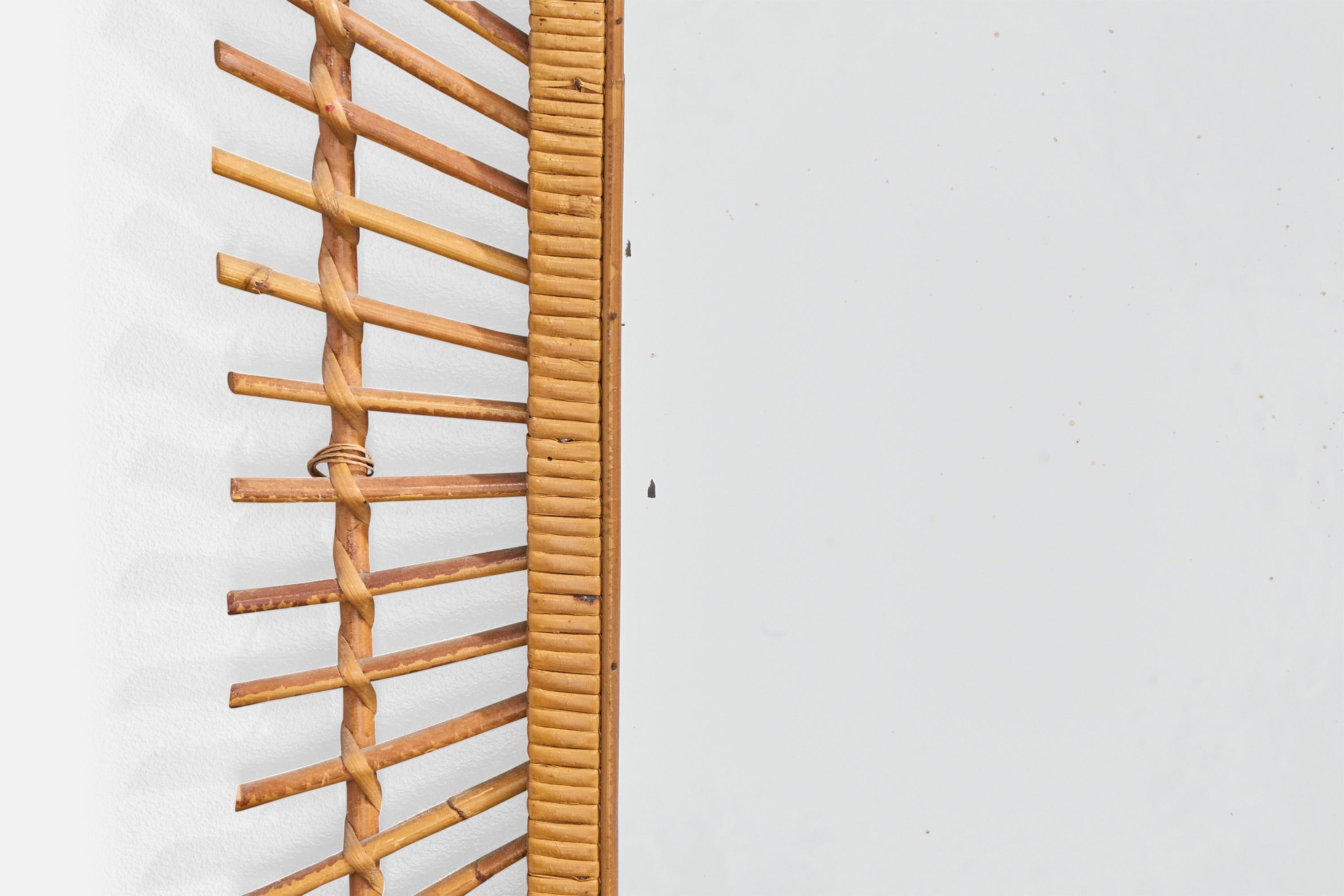 Metà XX secolo Specchio da parete di design francese, rattan, Francia, anni '60 in vendita
