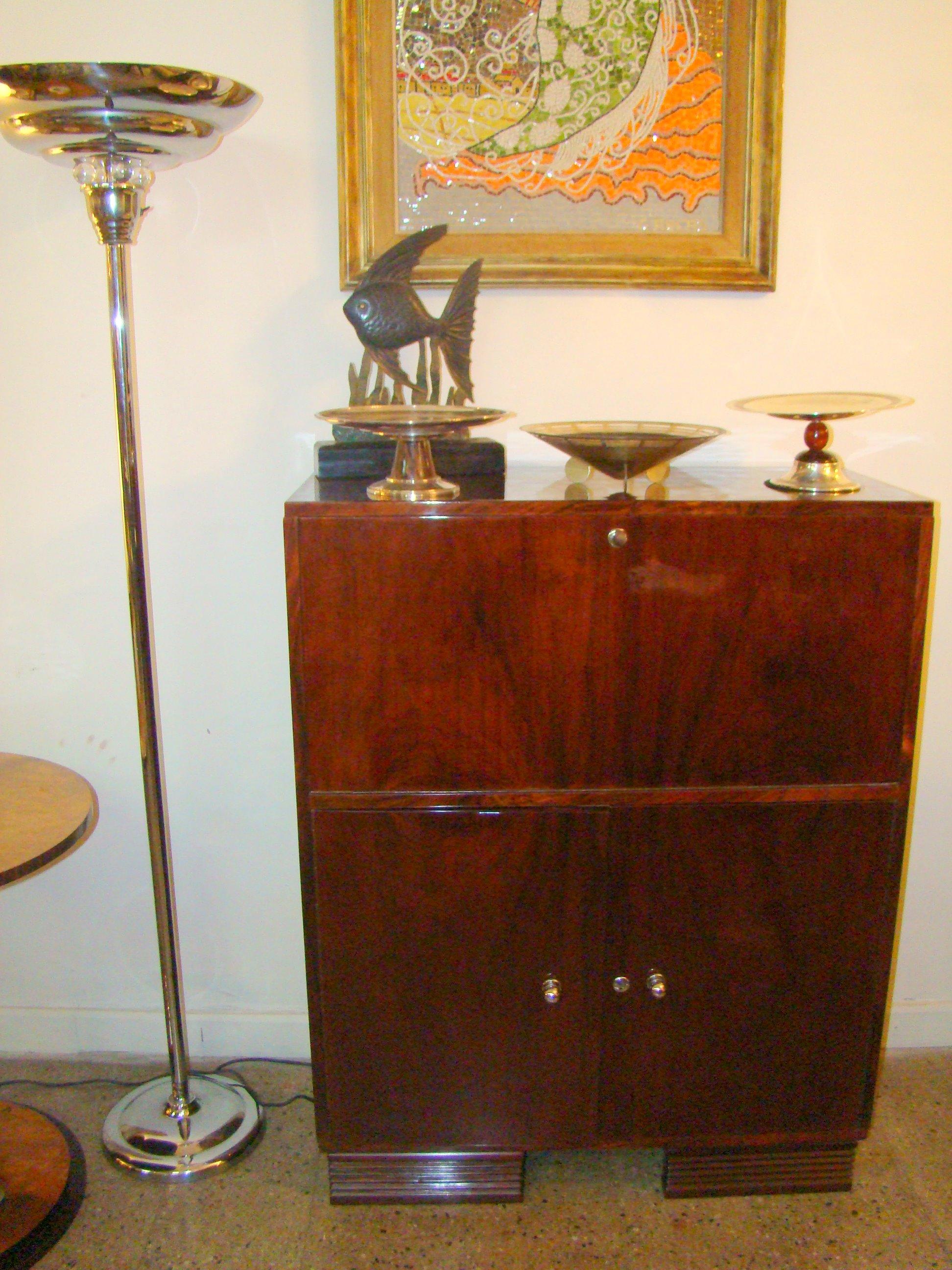 Art Deco Desk
Year 1920
French
Finish: polyurethanic lacquer
It is an elegant and sophisticated dream desk. It has a large work surface.
The quality of the furniture make it unique. It is an icon of distinction.
You want to live in the golden years,