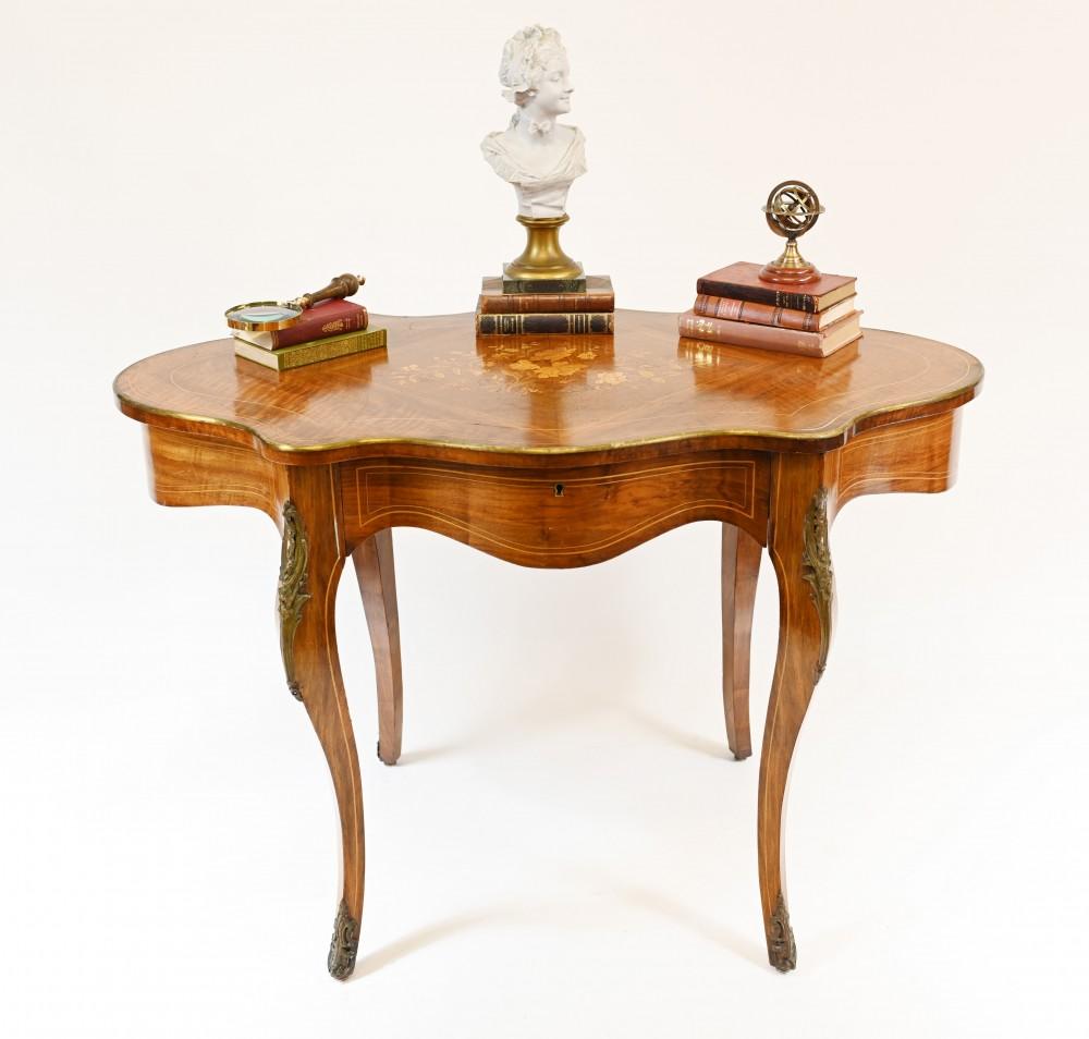 Elegante scrivania o tavolo da centro Antique French 
Eleganza del piano sagomato con elegante top su gambe cabriole
Supporti originali in ormolu
Circa 1880 
Intarsio molto intricato con motivi floreali
Comprato da un commerciante di Marche Biron ai