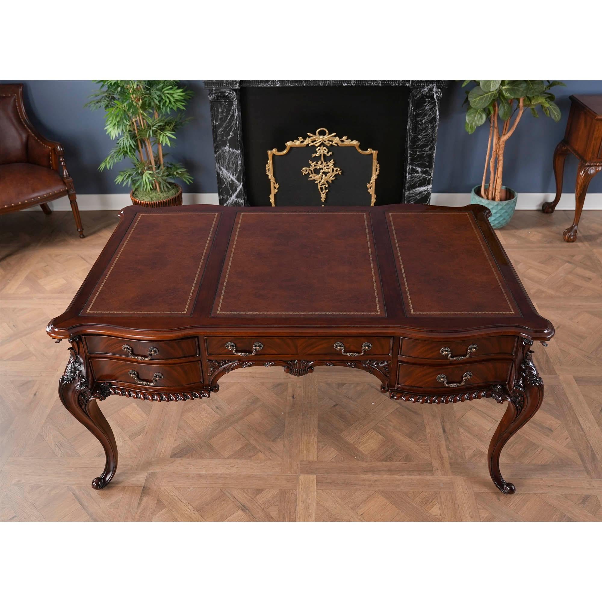 Dieser französische Schreibtisch im Chippendale-Stil aus Mahagoni und Leder wird von Niagara Furniture hergestellt. Ein hochwertiger Schreibtisch, der den Standard für Schönheit und Funktion unter den antiken Reproduktionen setzt. Die aus feinstem,
