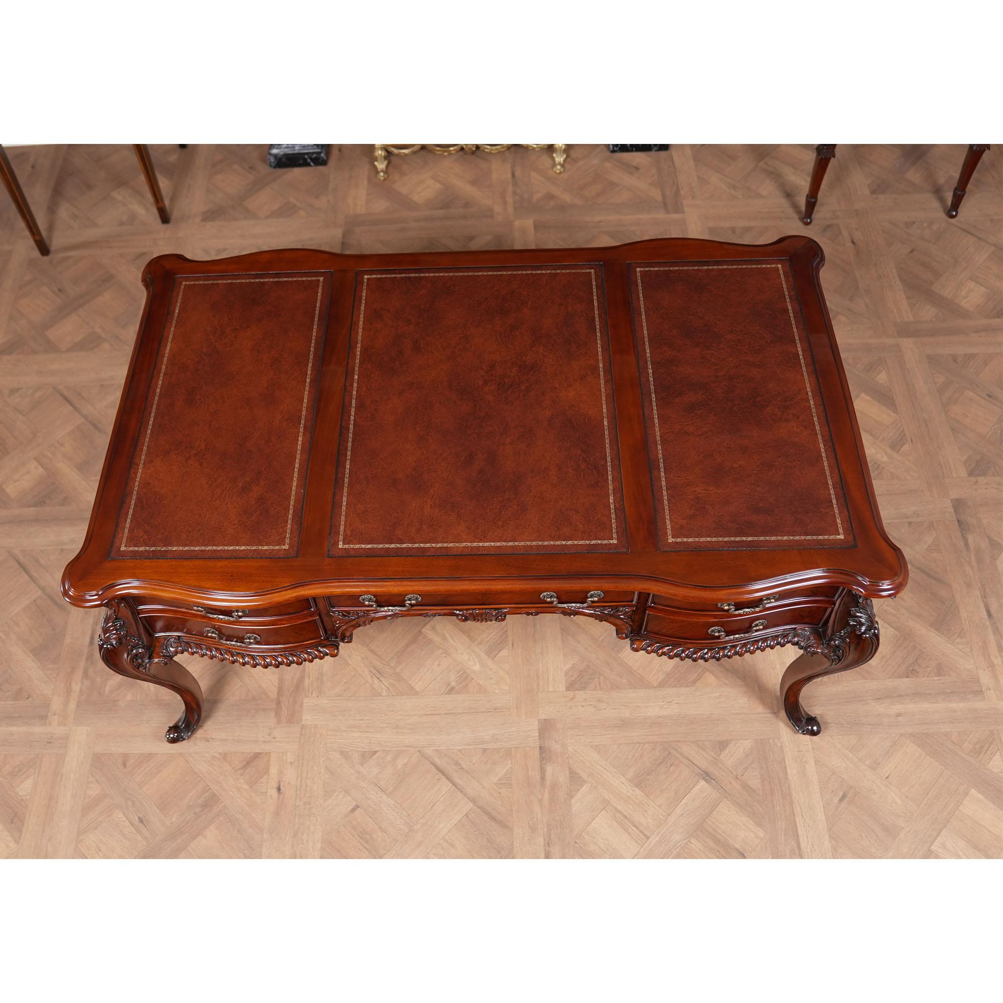 Questa scrivania francese in stile Chippendale in mogano e pelle è prodotta da Niagara Furniture. Uno scrittoio di alta qualità che definisce gli standard di bellezza e funzionalità delle riproduzioni antiche. Costruito con il mogano più pregiato,