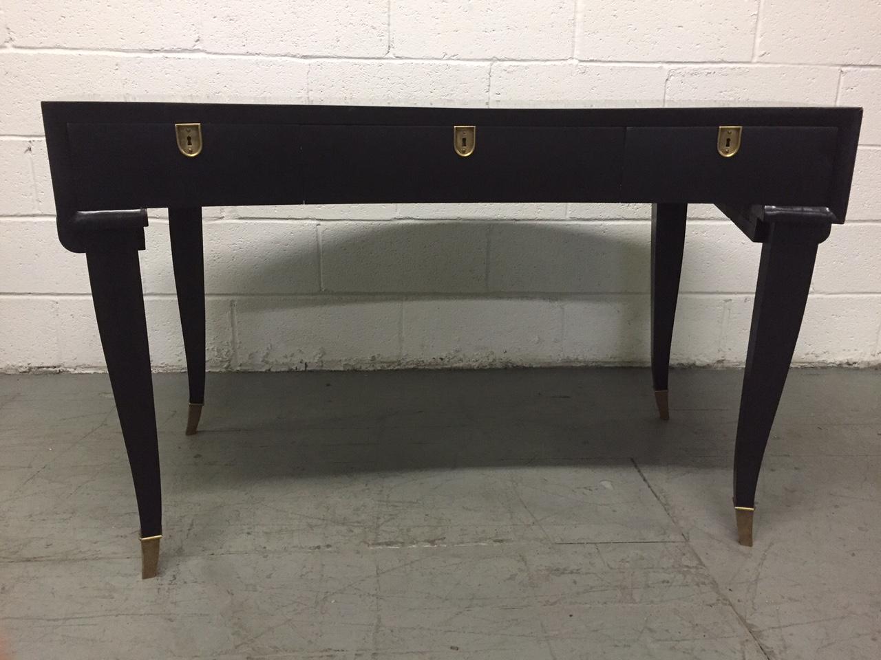 Scrivania degli anni '40 nello stile di Andre´ Arbus. Laccato nero, sabot originali in bronzo con tre cassetti estraibili.