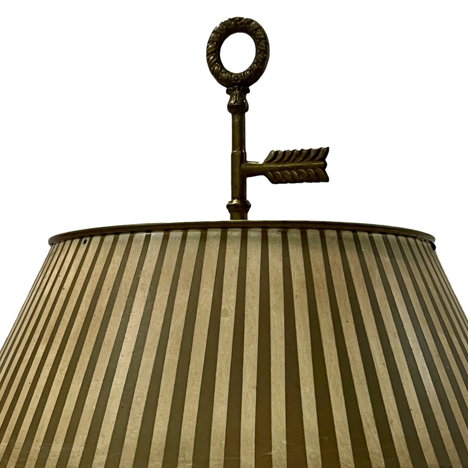 Milieu du XXe siècle Lampe de bureau française avec abat-jour en tôle en vente