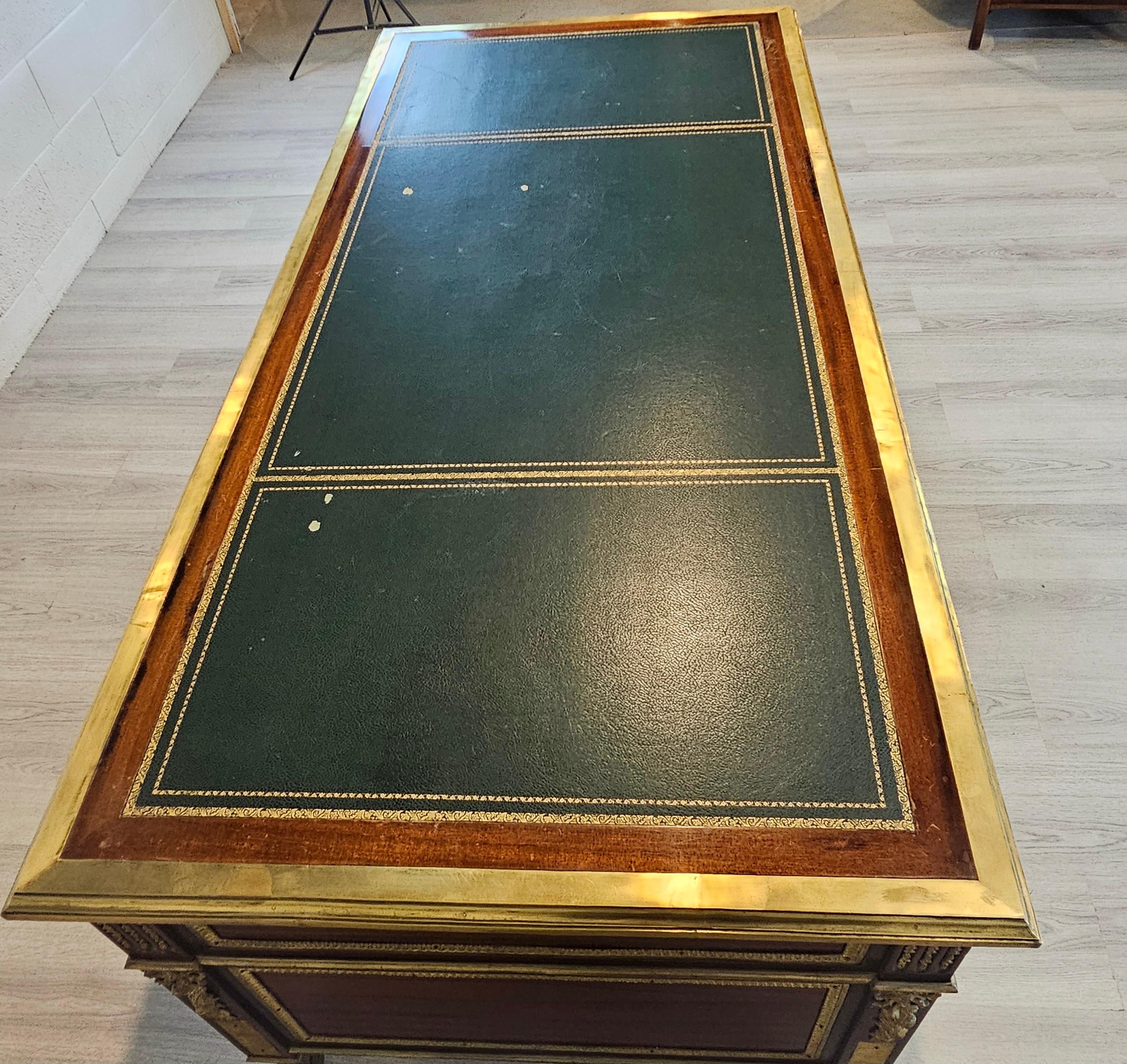 Scrivania francese con supporti in ottone e ormeggio in stile Luigi XVI in vendita 4