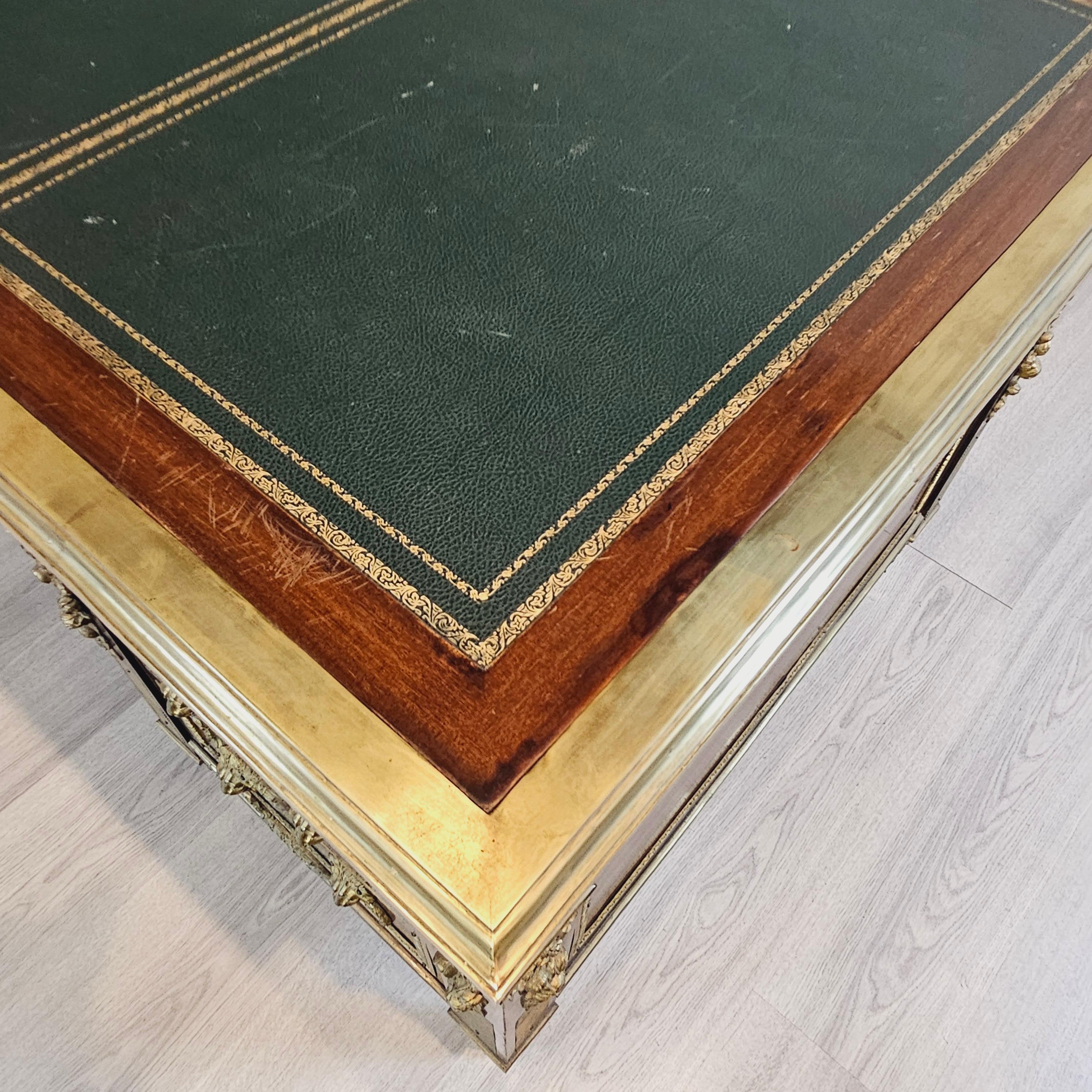 Scrivania francese con supporti in ottone e ormeggio in stile Luigi XVI in vendita 6