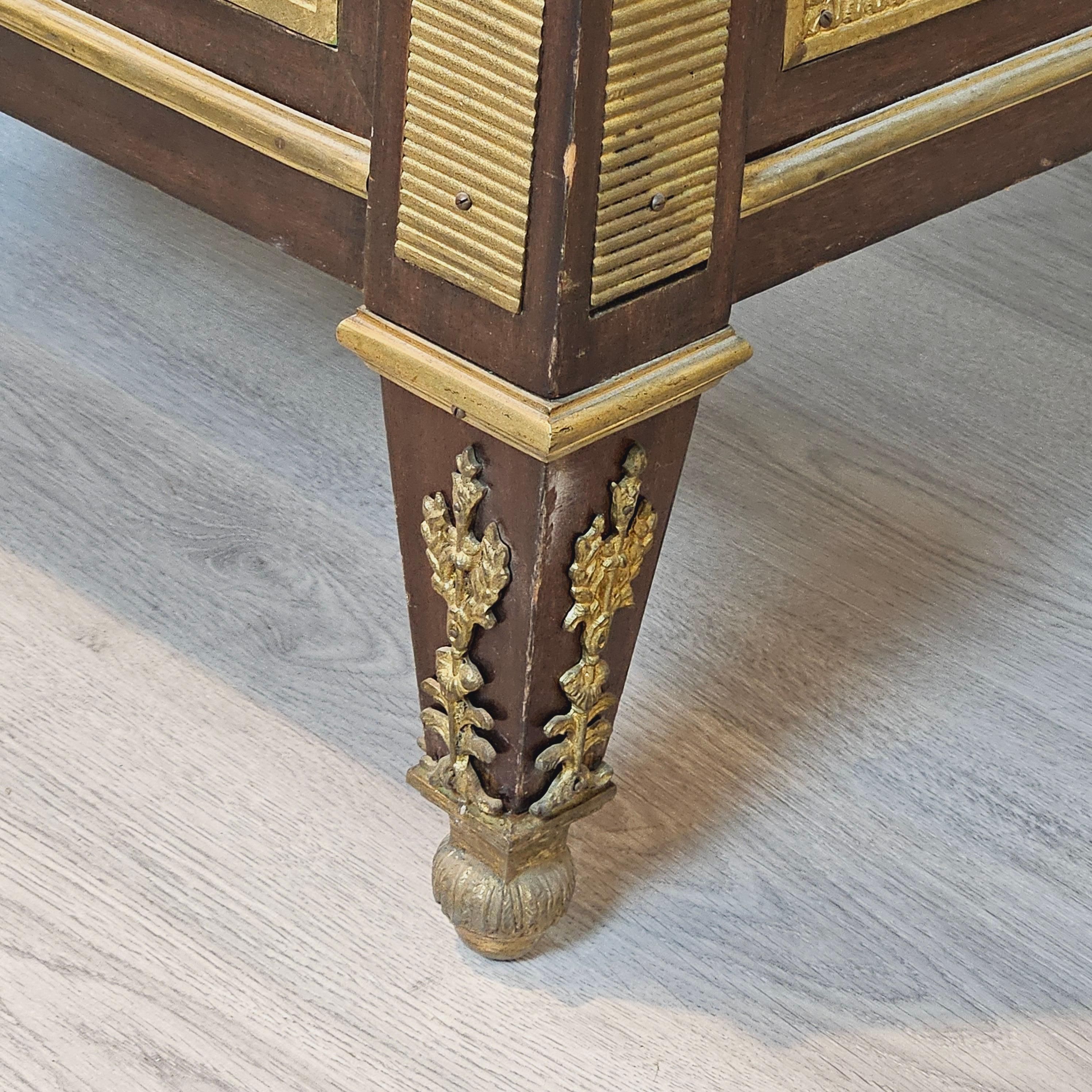 Scrivania francese con supporti in ottone e ormeggio in stile Luigi XVI in vendita 8