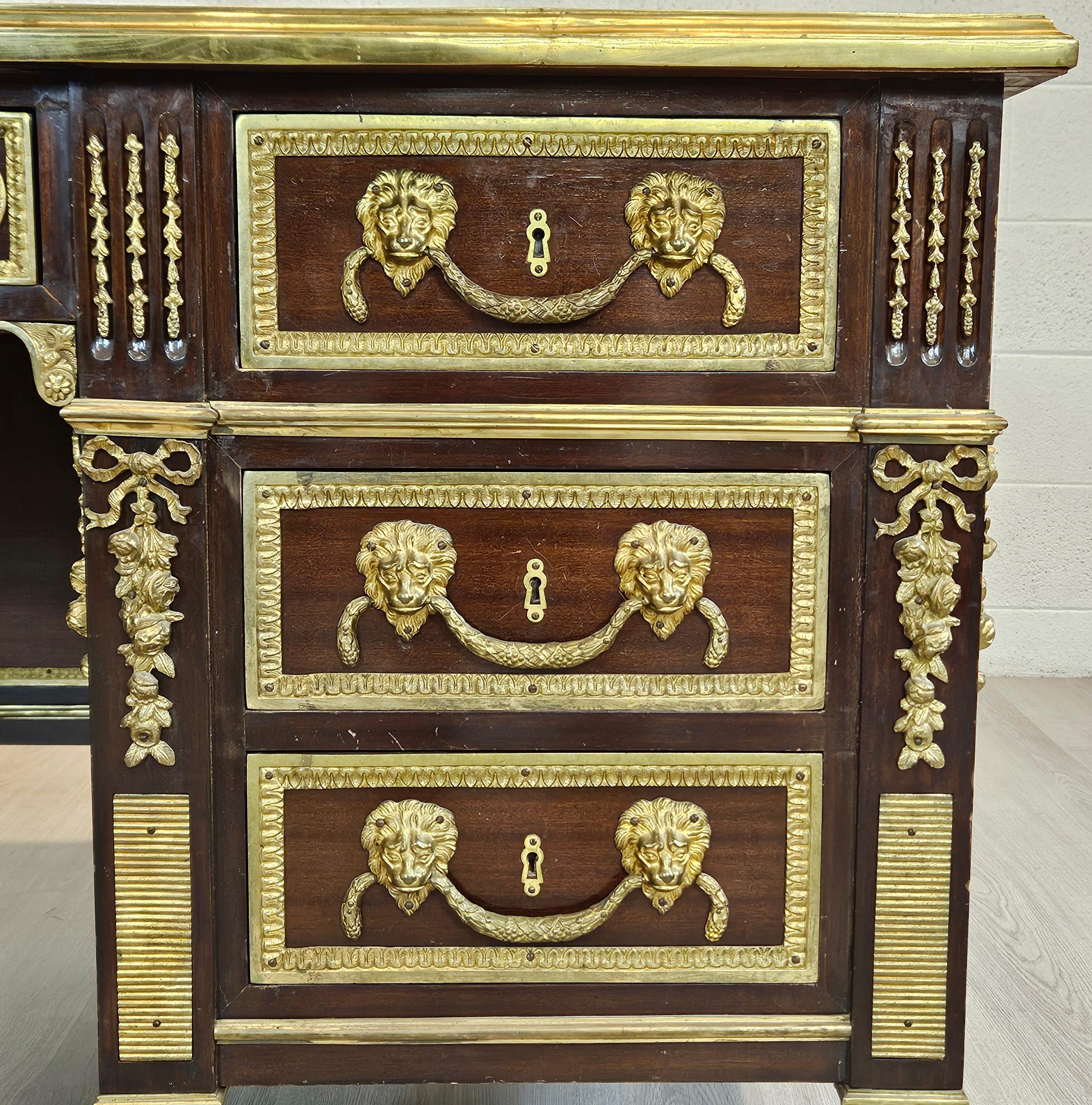 Scrivania francese con supporti in ottone e ormeggio in stile Luigi XVI In condizioni discrete in vendita a Toronto, CA