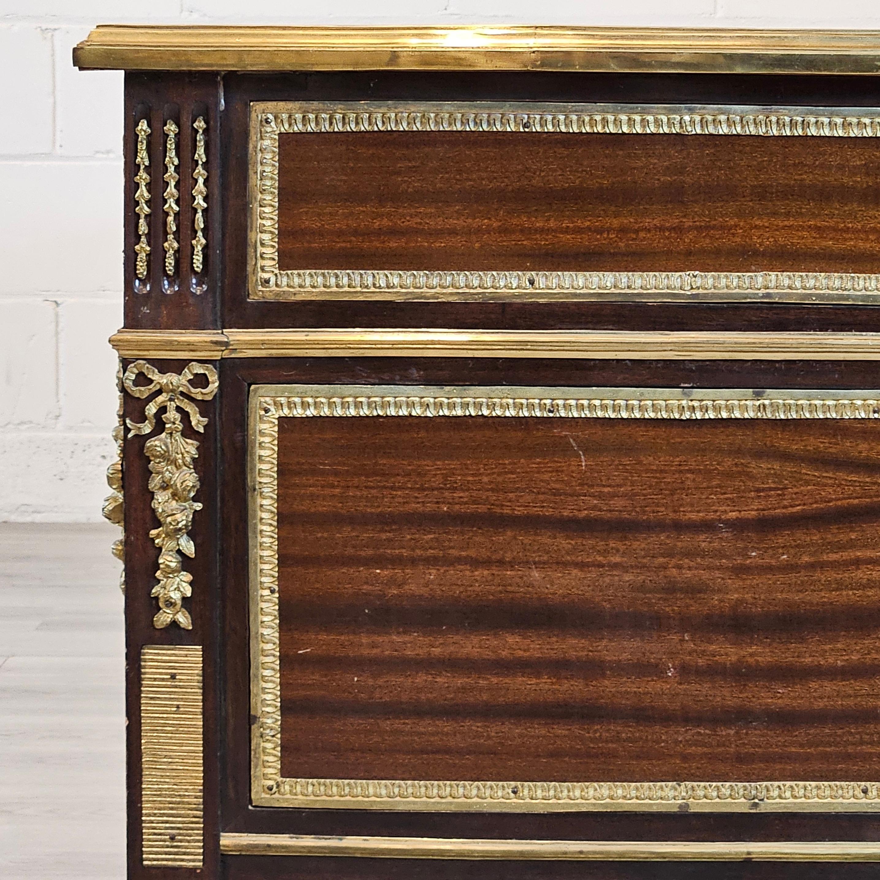 Legno massiccio Scrivania francese con supporti in ottone e ormeggio in stile Luigi XVI in vendita