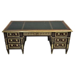 Bureau français avec montures en bronze doré et en laiton de style Louis XVI