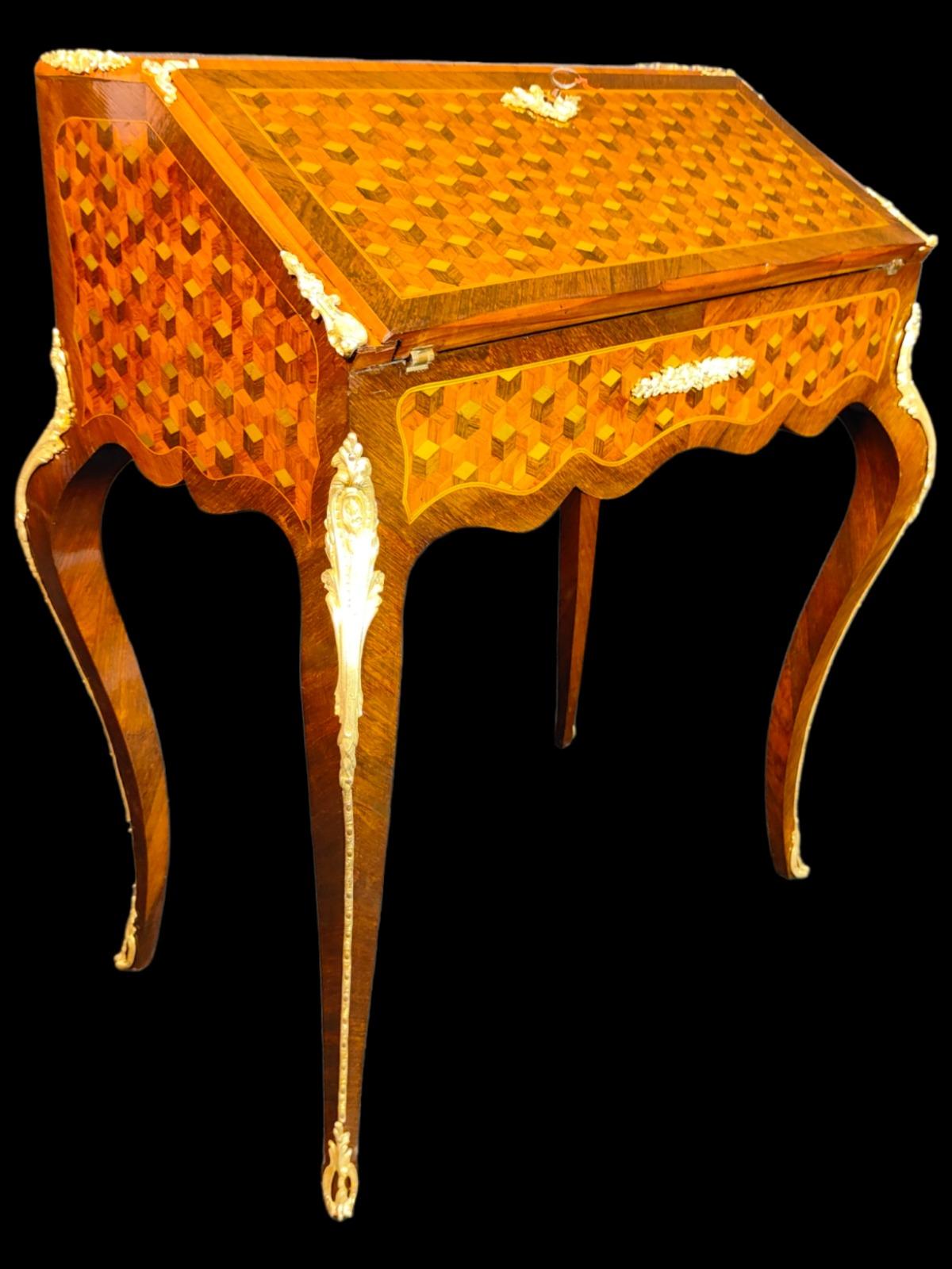 FRENCH DESK WITH XIX CENTURY MARQUETRY ELEGANT XIX CENTURY DESK IN GEOMETRIC MARQUETRY AND GREEN INK. IT IS DECORATED WITH GILDED BRONZE. IT KEEPS ITS ORIGINAL KEY. MEASURES: 70X87X45 CM
good condition