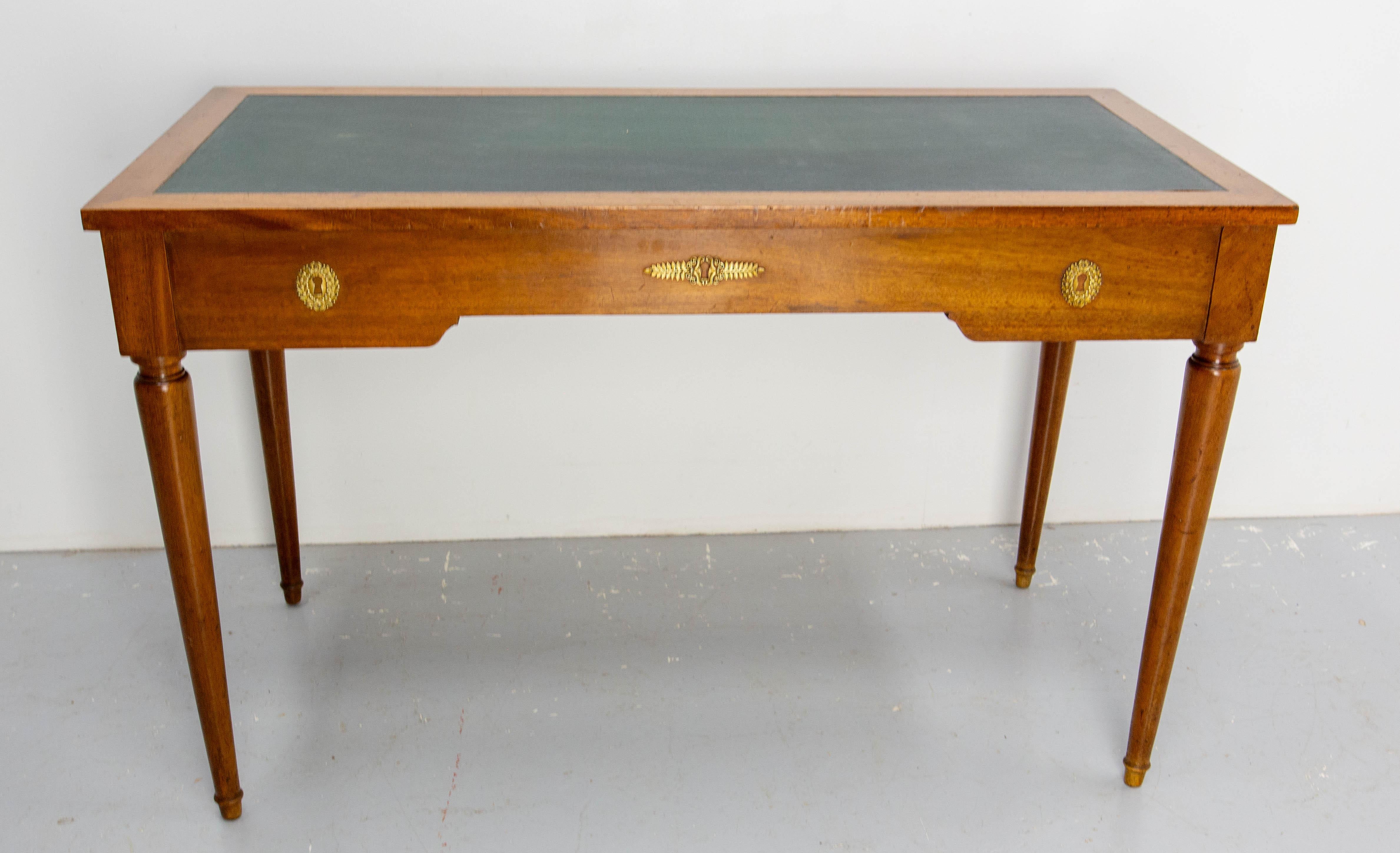French mid-century exotic wood writing desk, the top is recovered of green oil cloth.
Three drawers on a side and false drawers on the other side which is a distinctive sign of Empire style furniture. The keys are not the original one.
The Krieger