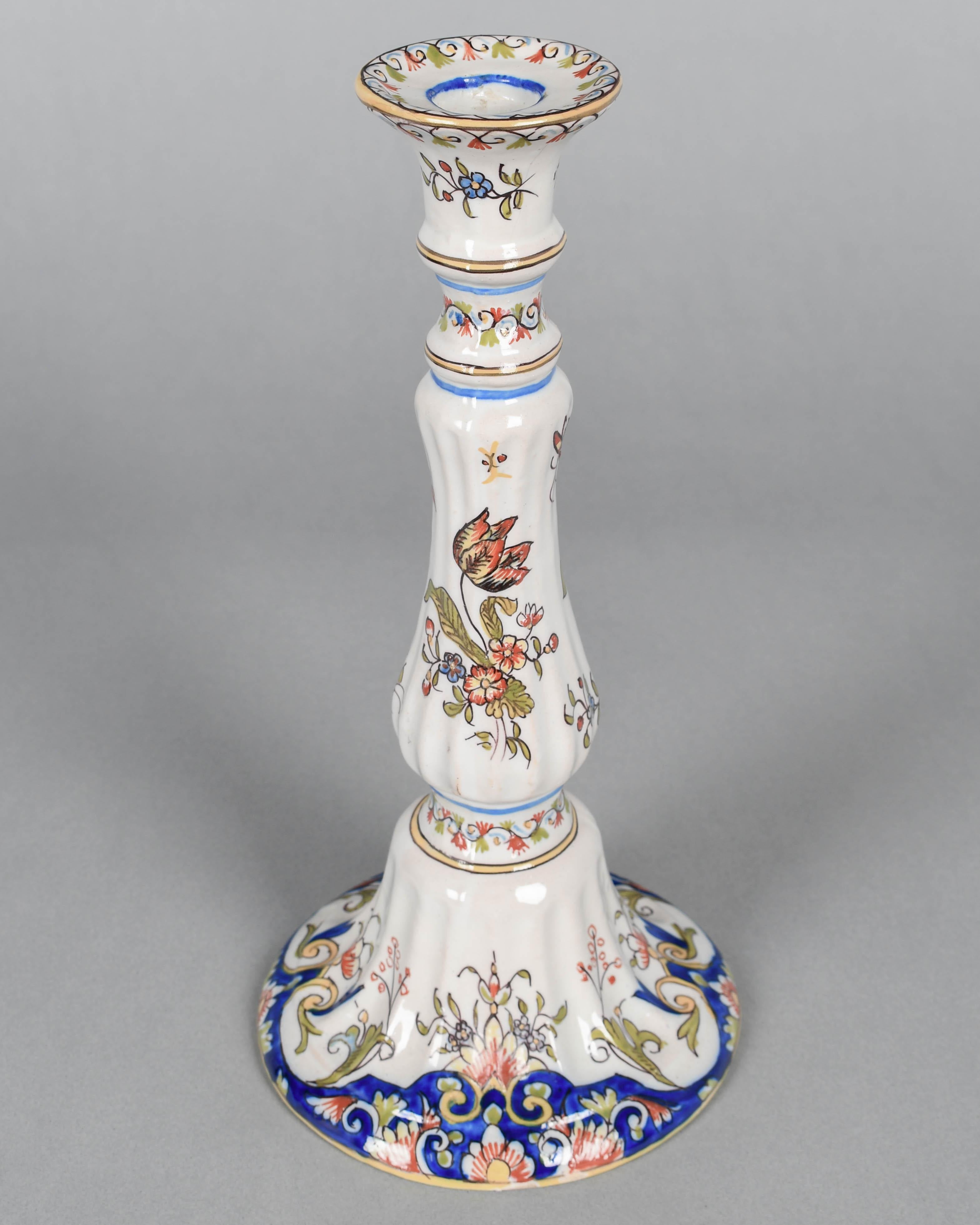 Candelero de loza francesa de principios del siglo XX procedente de la faiencerie de Desvres, pintado a mano con la tradicional decoración floral de Rouen y colores azul, amarillo, naranja y verde. Marca Fourmaintraux Freres debajo: FF Pequeña