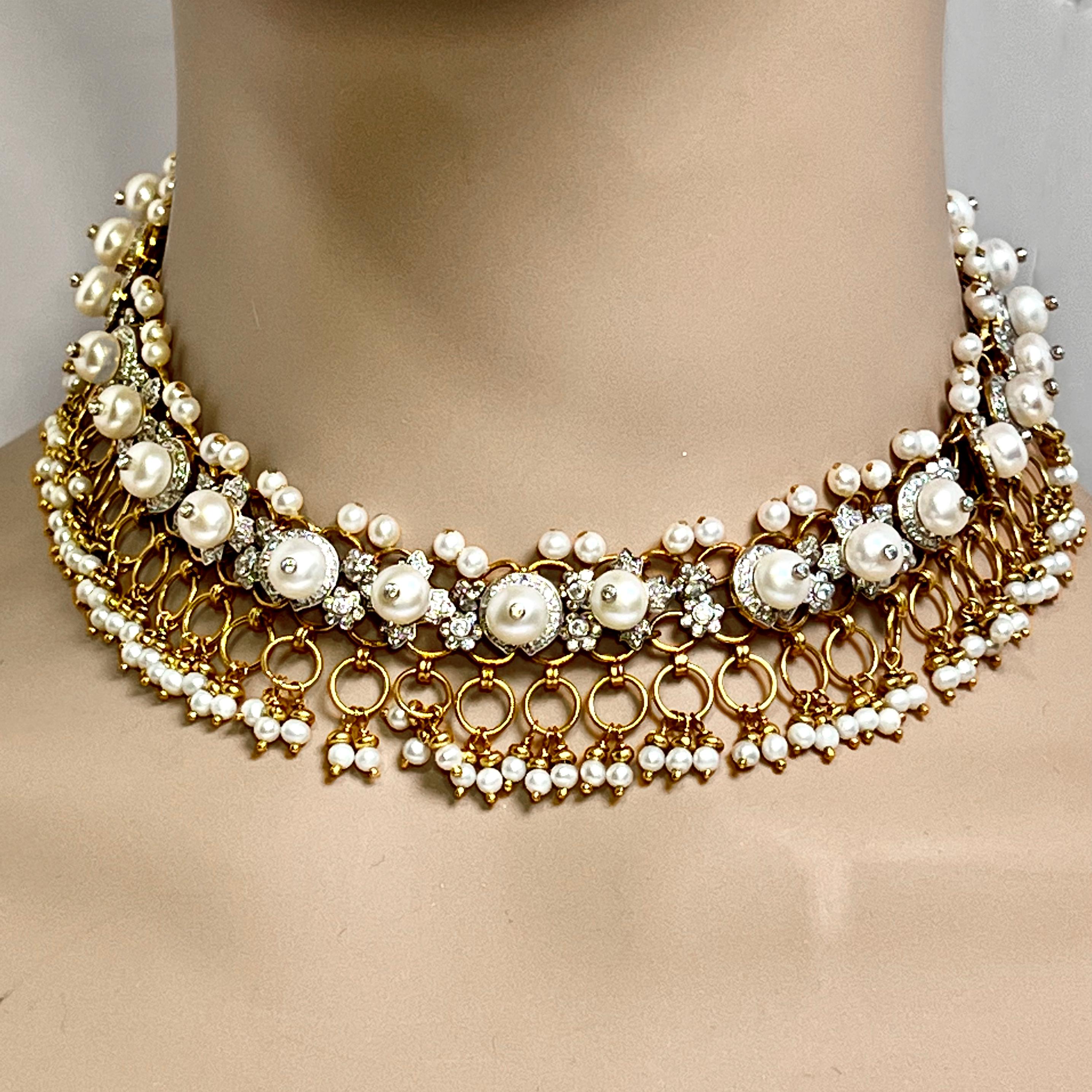 Ein seltenes französisches Diamanté-Perlen-Gold-Vermeil-Fransenhalsband von erlesener Zartheit und Seltenheit. Diese märchenhafte Halskette mit einer Länge von 15 Zentimetern gleitet wie goldener Seidenbrokat durch Ihre Finger.  Die Verzierung mit