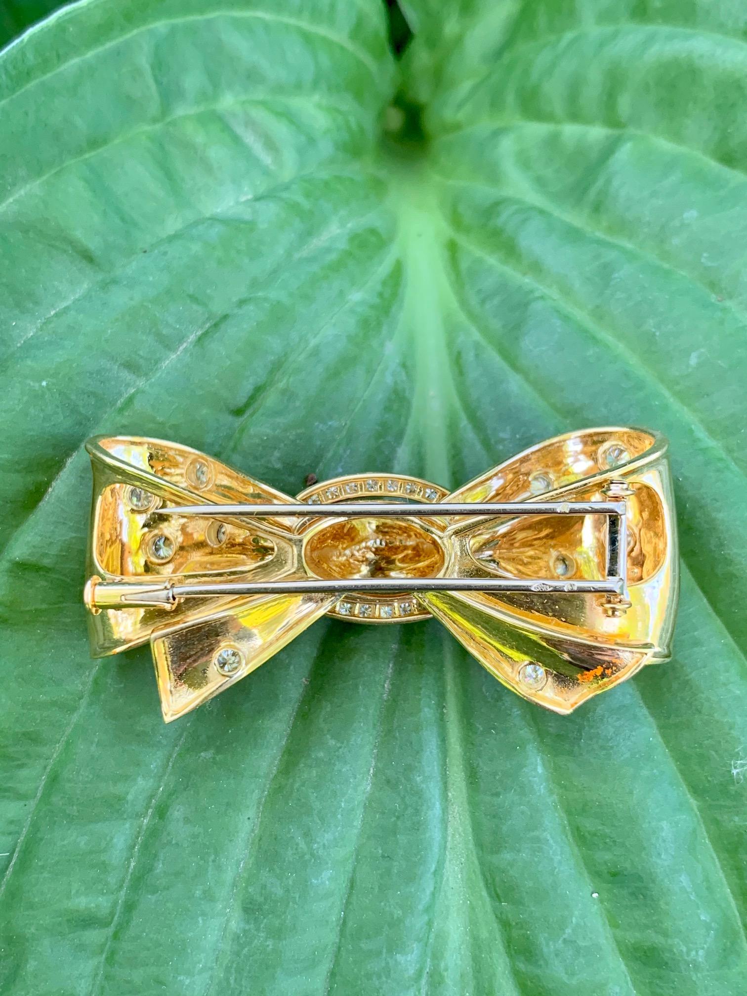 Round Cut French Diamond 18 Karat Gold Ribbon Bow Fur Clip Brooch Pin