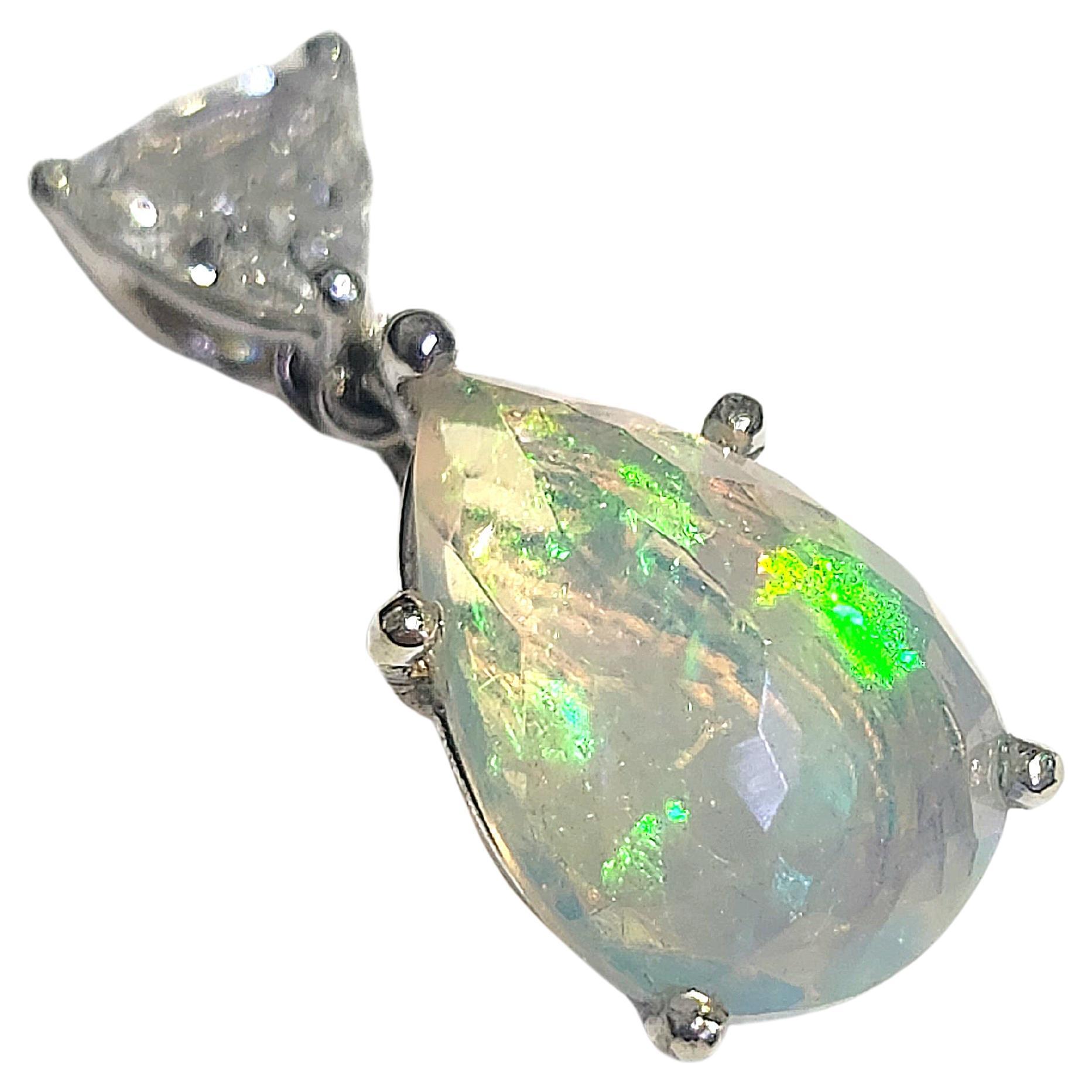 Opal And Diamond Gold French Pendant In Good Condition For Sale In Cairo, EG