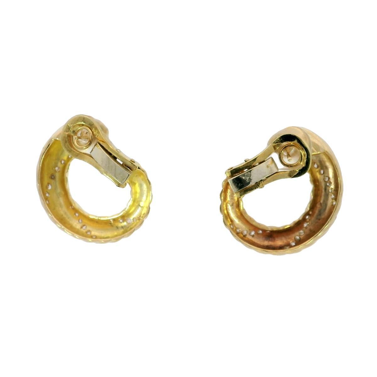 Créoles en or jaune 18K avec diamants français Vintage Clip-Ons

Ces boucles d'oreilles sculpturales en or jaune 18 carats présentent un design torsadé raffiné qui ajoute de la profondeur et du mouvement à une forme intemporelle. Une rangée de