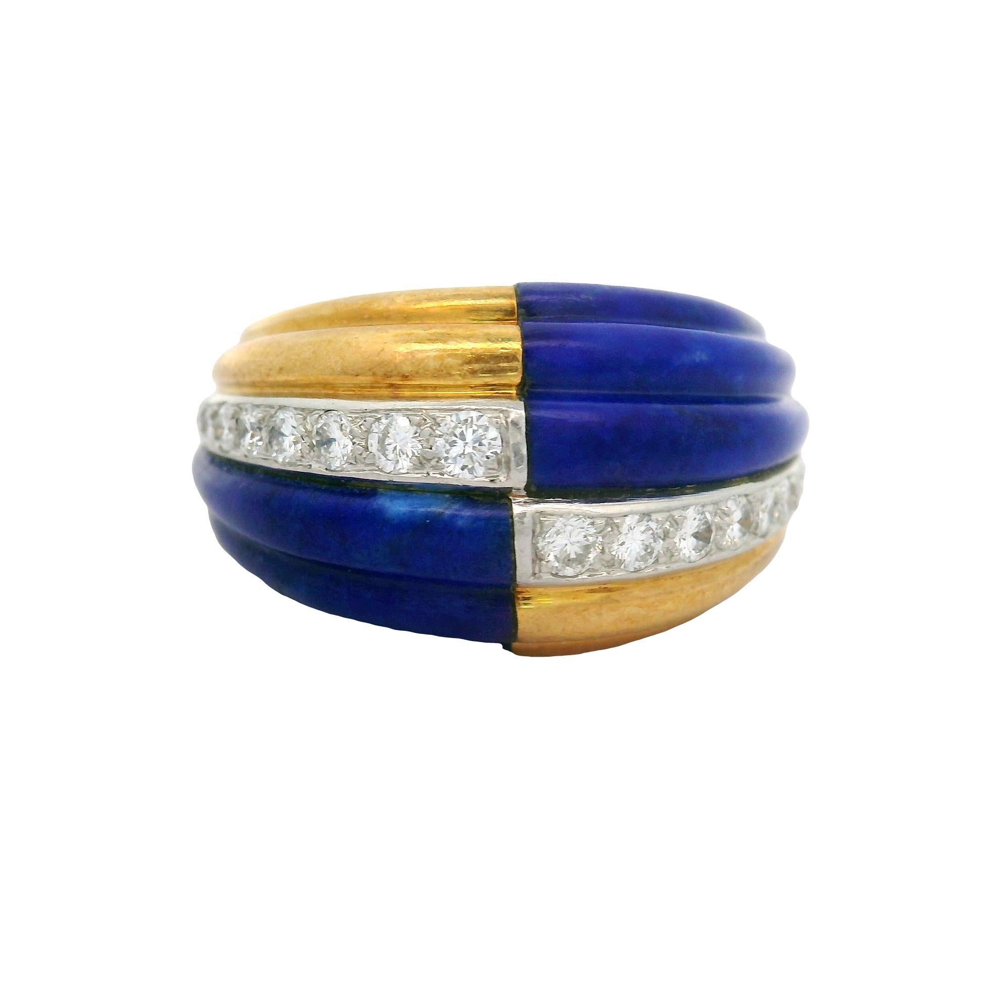 Cette bague captivante est ornée de diamants de taille ronde totalisant 0,30 carat. Les diamants, d'une blancheur éclatante, sont sertis sur un riche lapis-lazuli bleu. Réalisée en or jaune 18 carats, cette bague présente un harmonieux mélange de