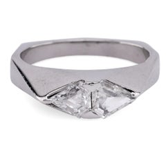 Anillo Geométrico Francés de Diamantes en Platino y Oro Blanco