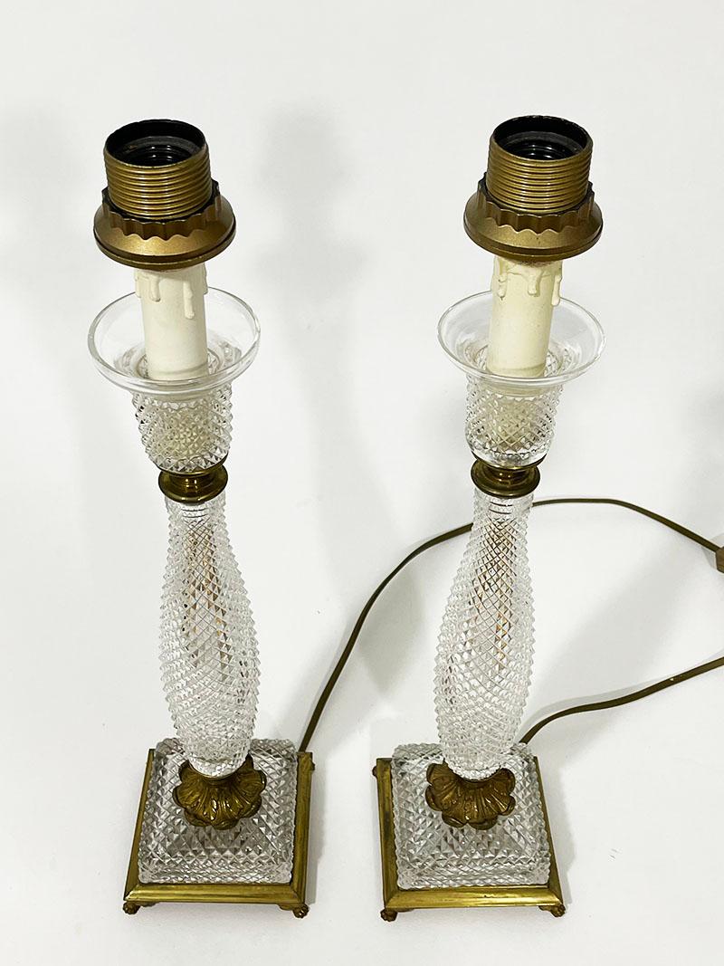 Lampes de table françaises en forme de diamant en cristal taillé, 1970

Ensemble de deux lampes de table françaises avec un motif en cristal taillé en forme de diamant
Les lampes reposent sur un pied carré, soulevé par quatre pieds griffes avec une