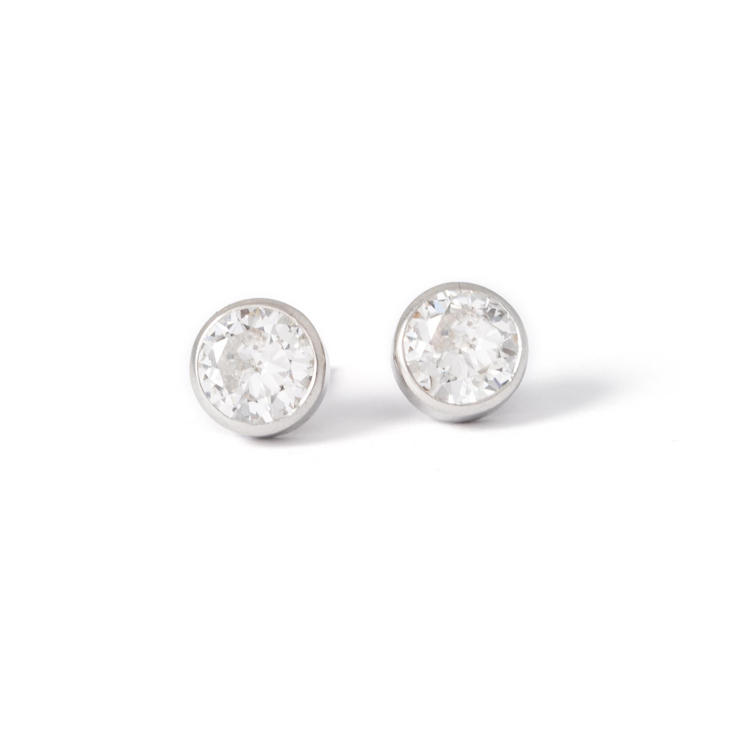 Pair of Diamond Ear studs on white gold 18K.
Round cut, in our opinion estimated to be H color, Vs clarity.
Total Diamond weight: Approximately 1.10 - 1.50 carats.
French assay mark for white gold 18K.