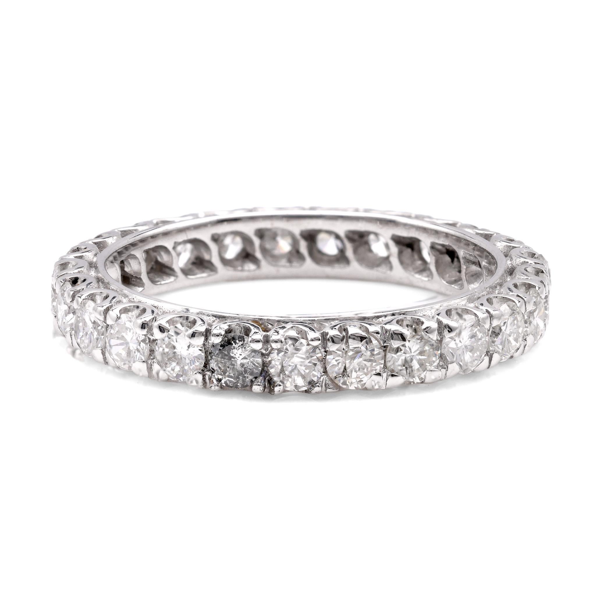 Taglio brillante Anello eternità in oro bianco con diamante francese in vendita