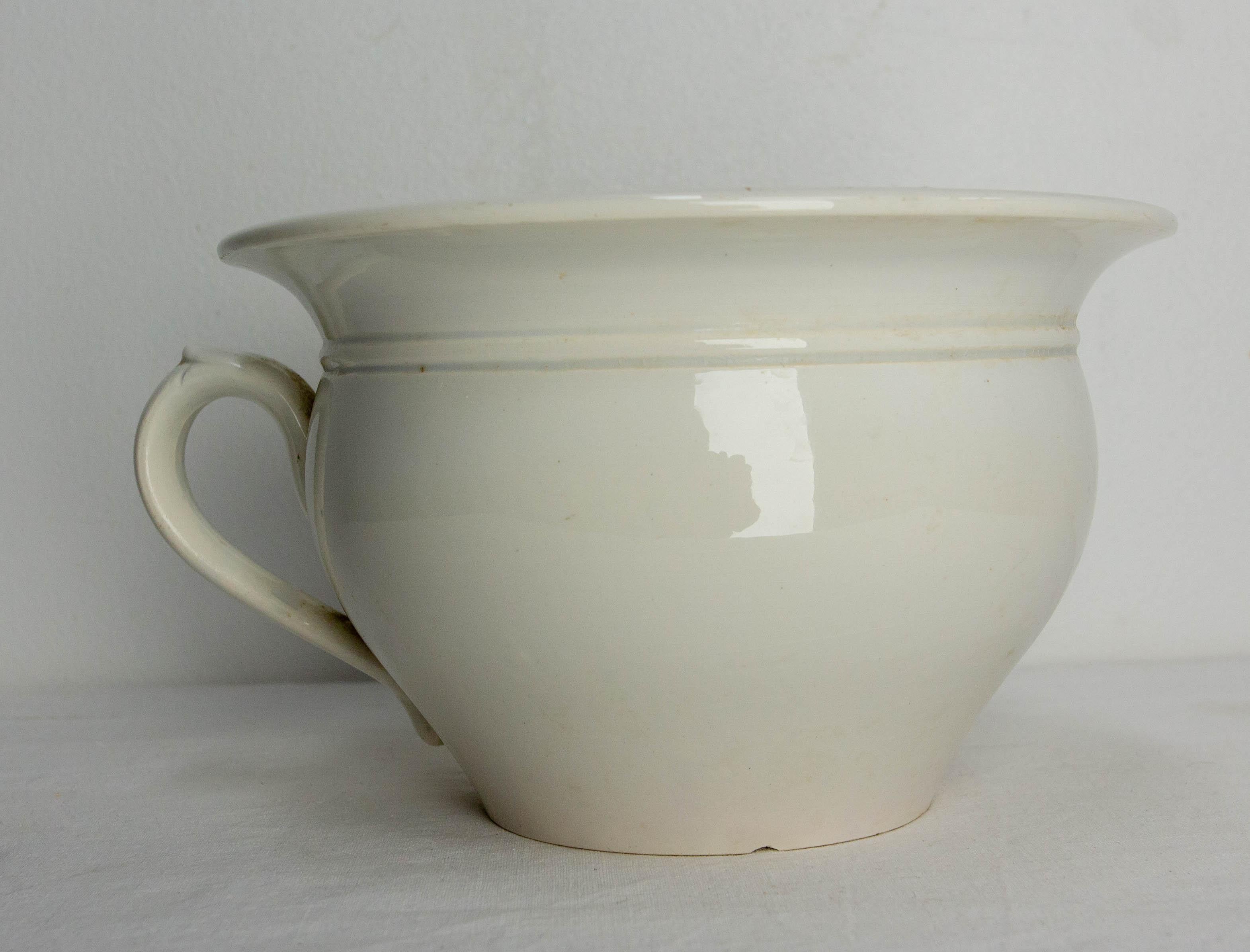 Coprivaso in ceramica francese realizzato nella prima parte del XX secolo nella manifattura Digoin & Sarreguemines, Francia.
Oggi spesso utilizzati come decorazione, un tempo questi vasi venivano usati quotidianamente come vasi da