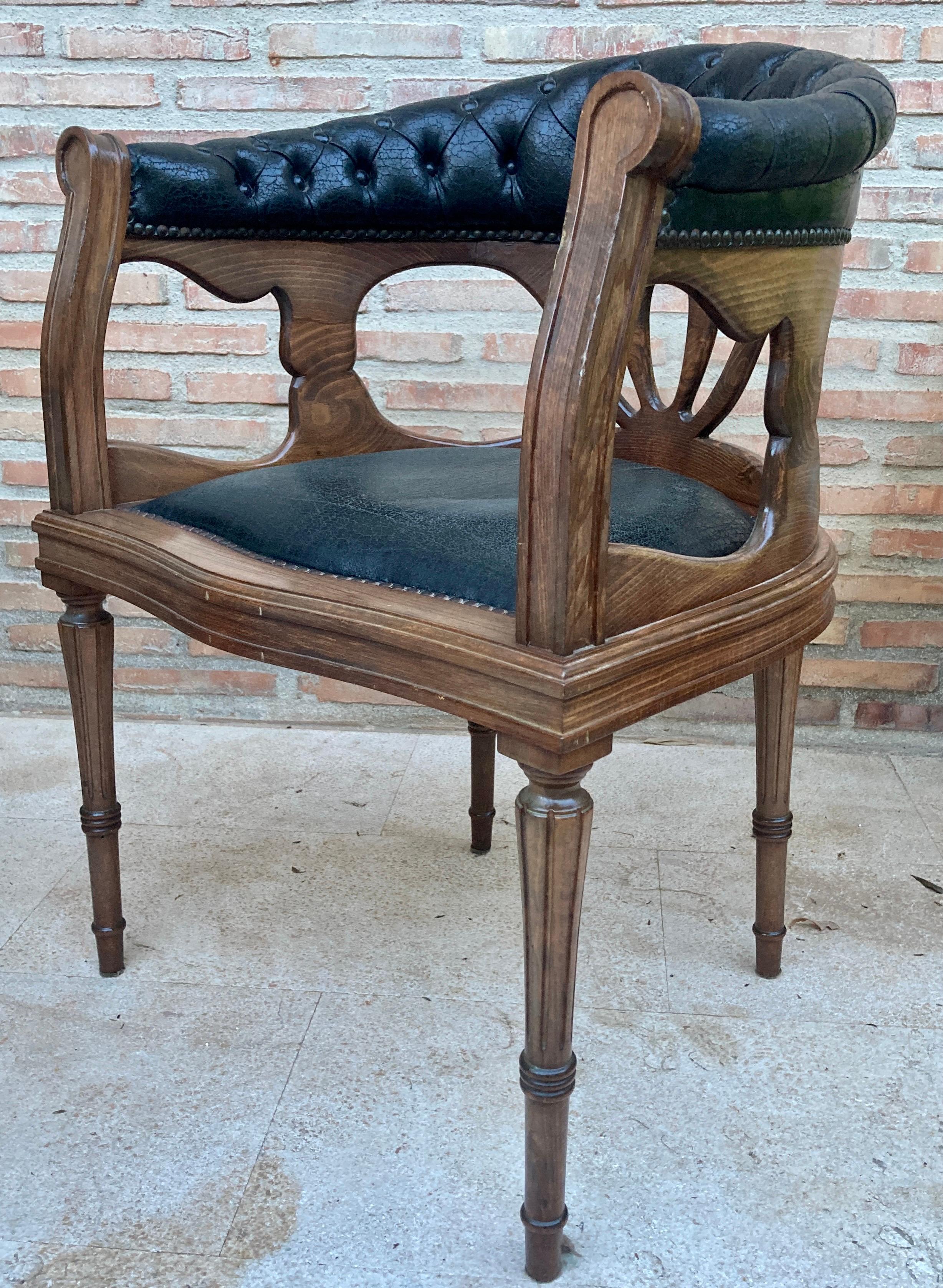 Français Fauteuils de salle à manger en cuir et noyer, 1950, ensemble de 4 en vente