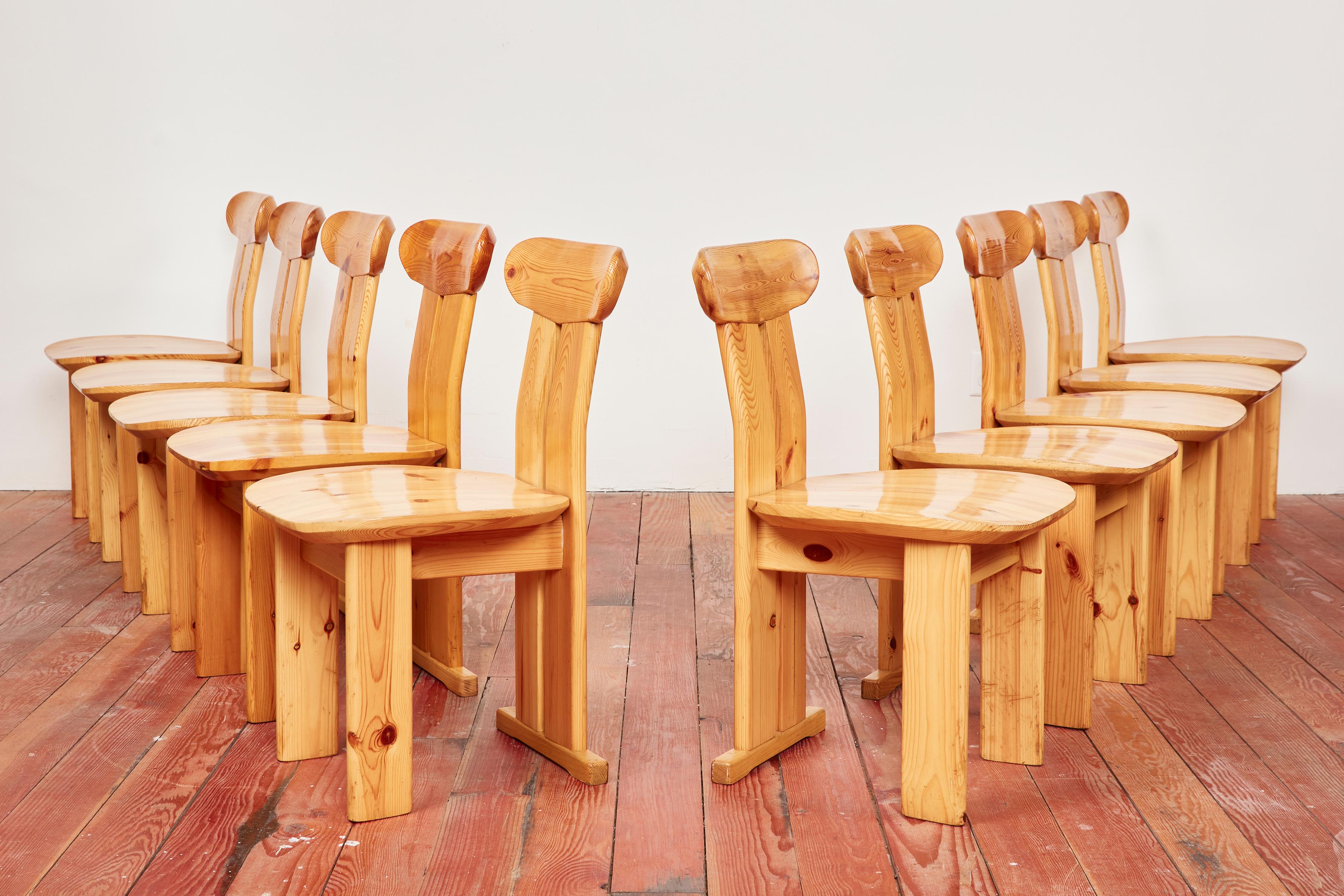 Wonderful set of solid wood dining chairs with great shape and craftsmanship
Constructed out of pine in the style of Pierre Chapo
France, circa 1950s.