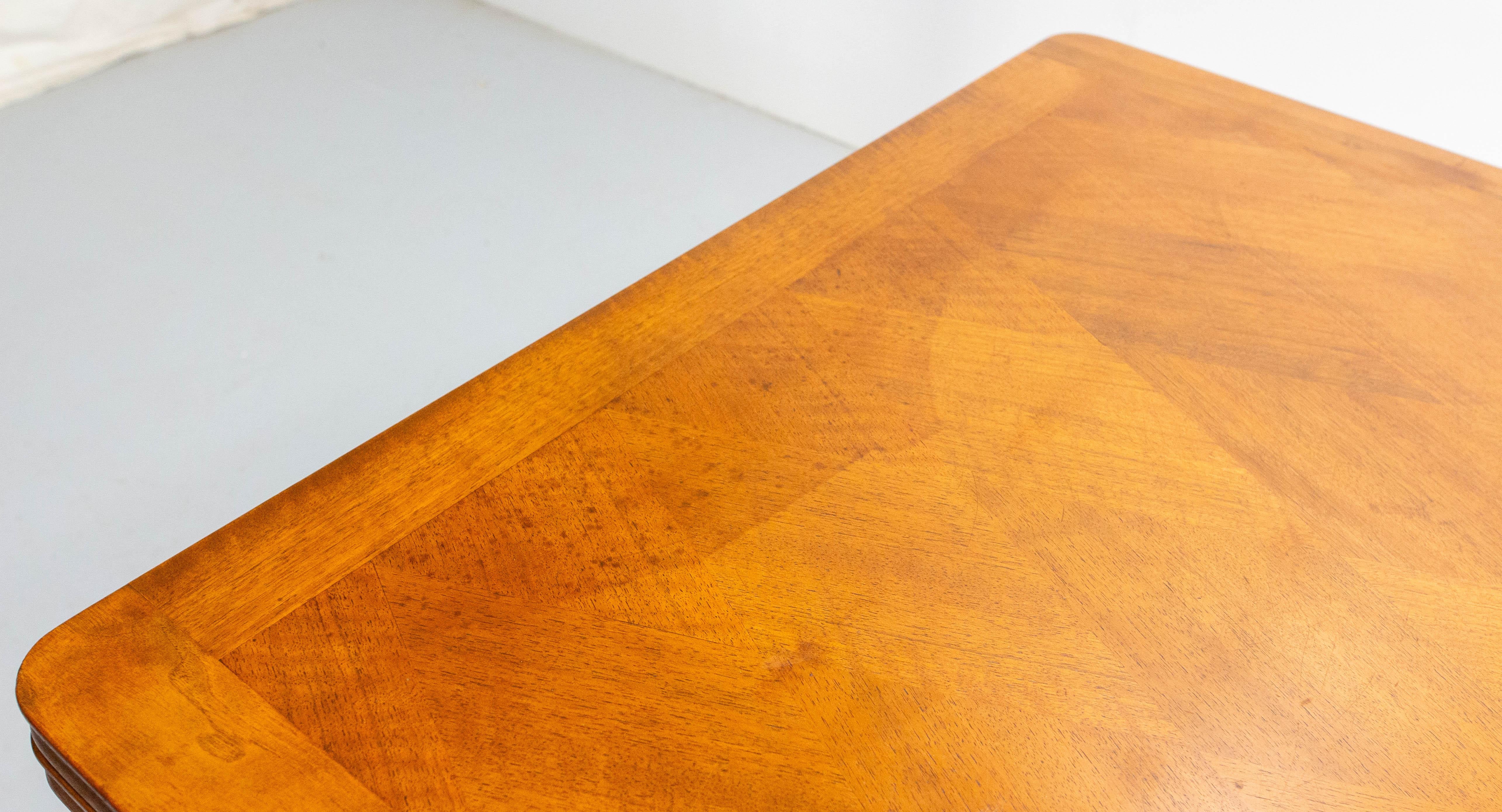 Table à rallonge de salle à manger en merisier et plateau à motifs de diamants en laiton, circa 1960 en vente 6