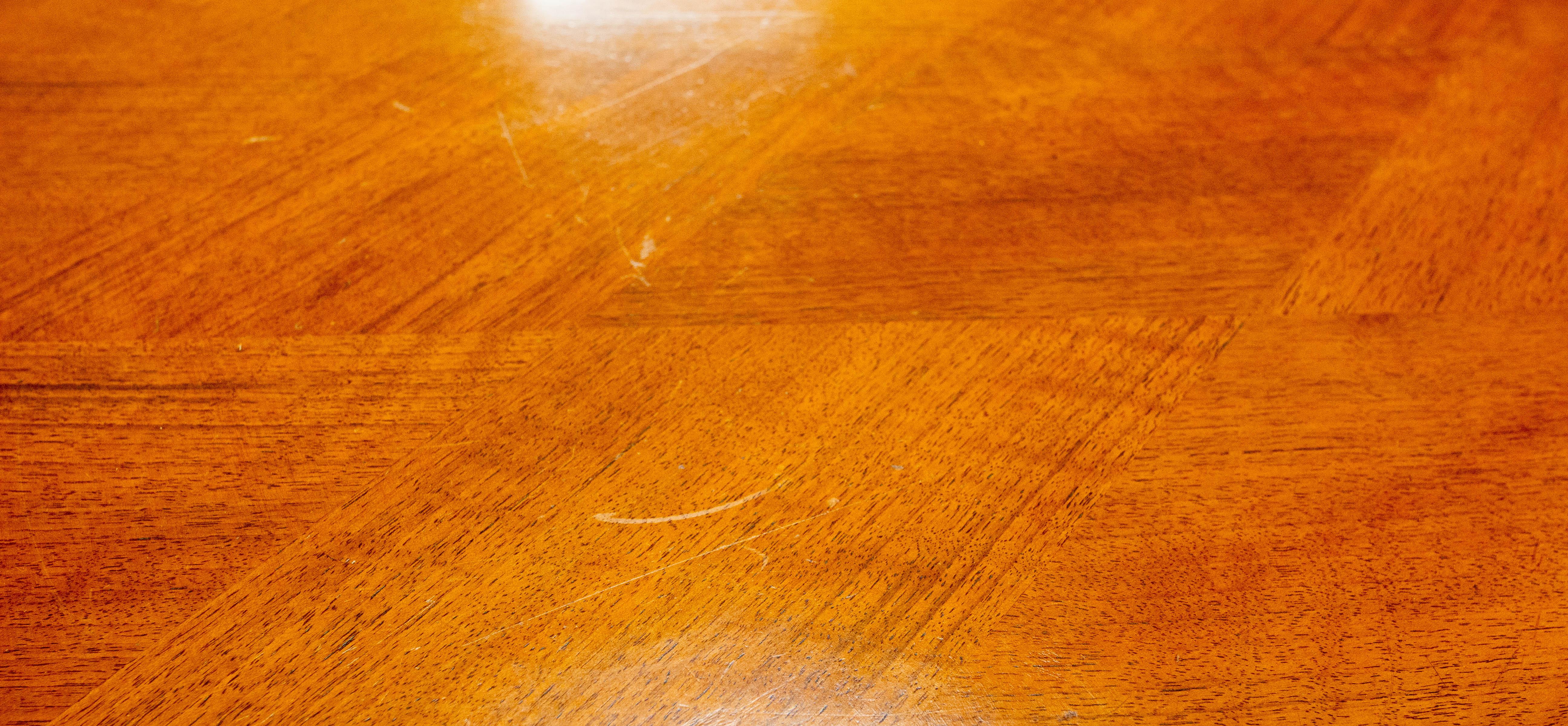 Table à rallonge de salle à manger en merisier et plateau à motifs de diamants en laiton, circa 1960 en vente 9