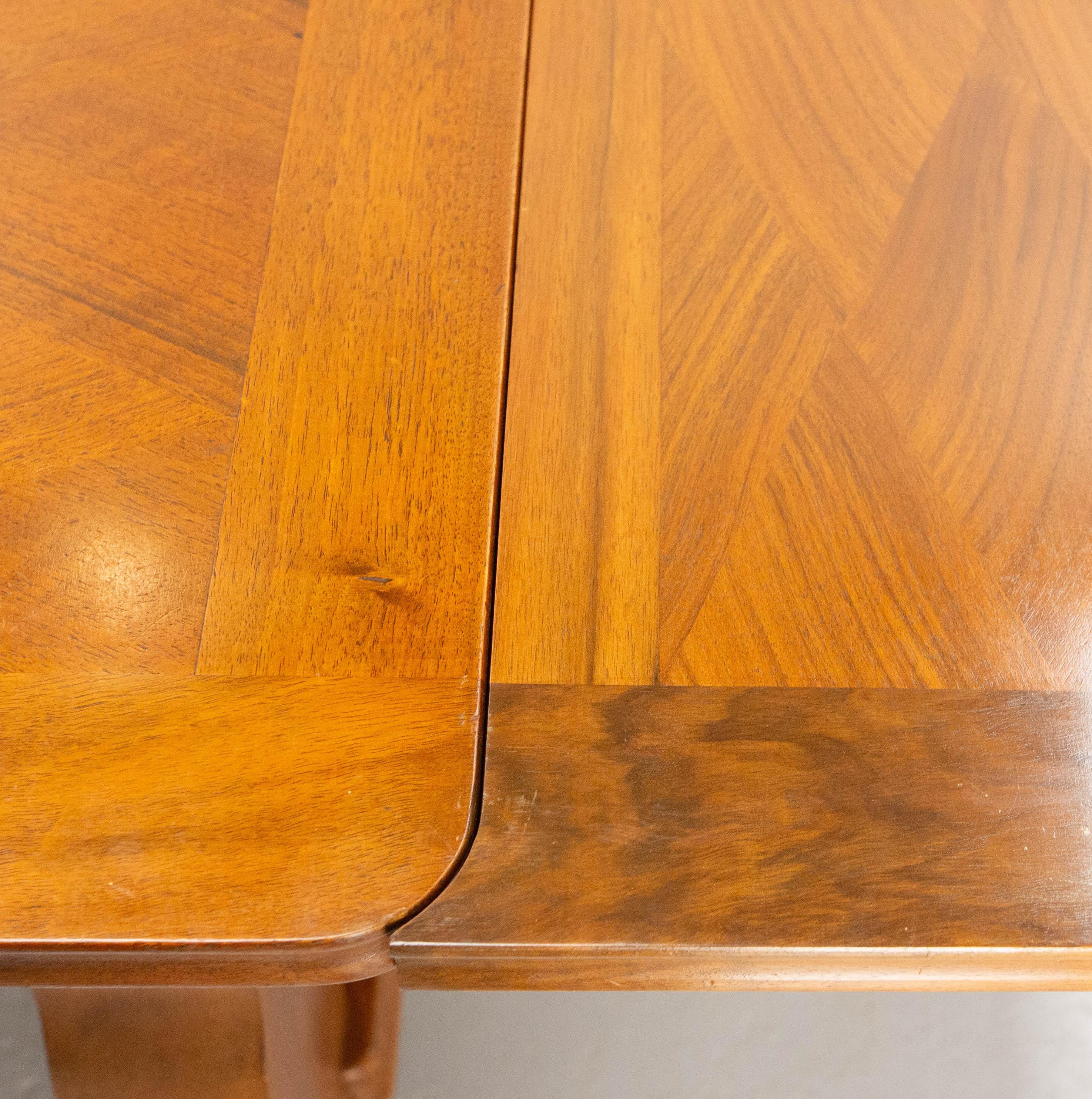 Table à rallonge de salle à manger en merisier et plateau à motifs de diamants en laiton, circa 1960 en vente 10