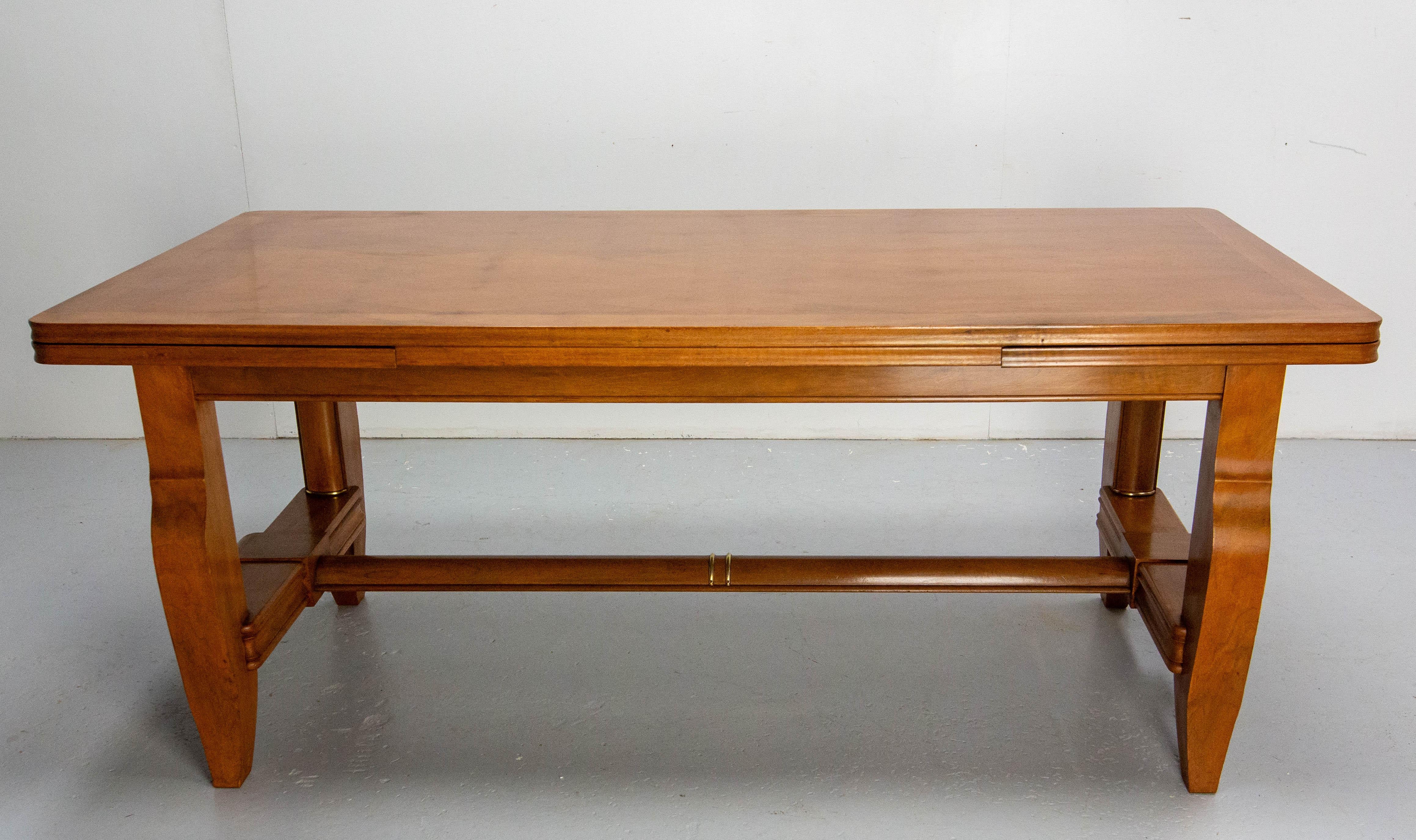 Table basse de salle à manger française à grandes rallonges réalisée dans le courant du 20ème siècle.
Les finitions soignées de la table comprennent :
- le plateau diamanté grâce à un travail de marqueterie minutieux
- ajouts en laiton pour