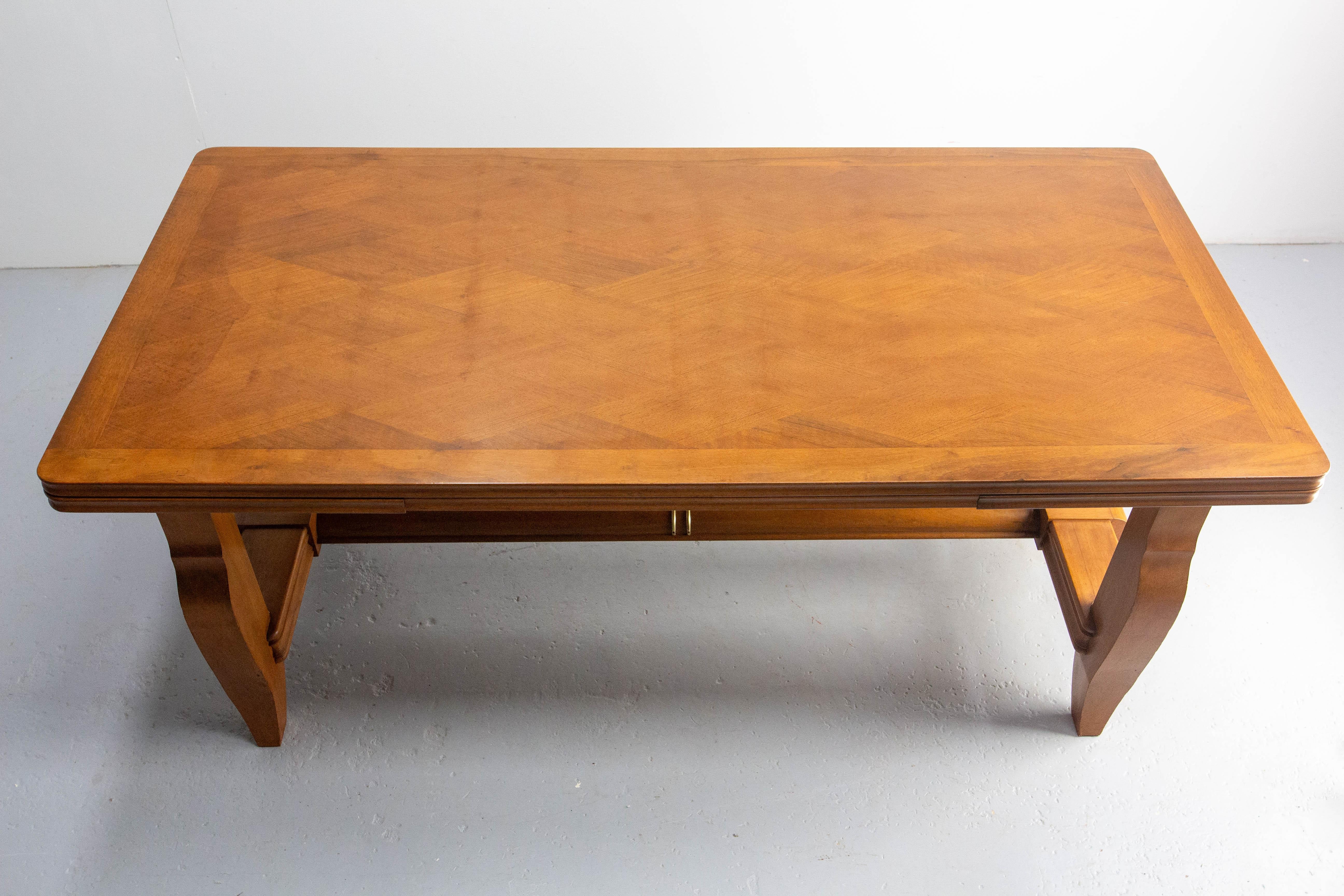 Français Table à rallonge de salle à manger en merisier et plateau à motifs de diamants en laiton, circa 1960 en vente