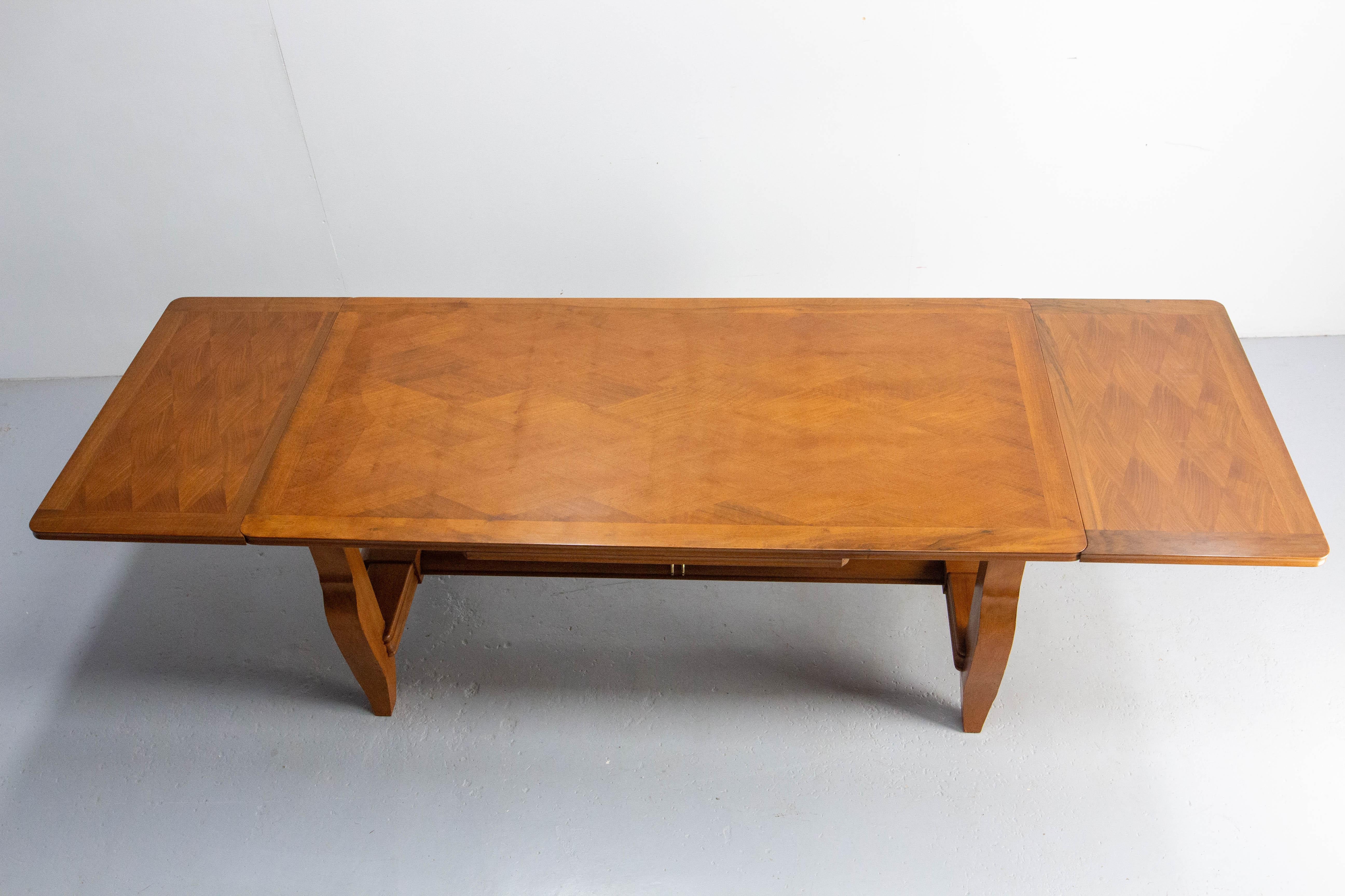 Table à rallonge de salle à manger en merisier et plateau à motifs de diamants en laiton, circa 1960 Bon état - En vente à Labrit, Landes
