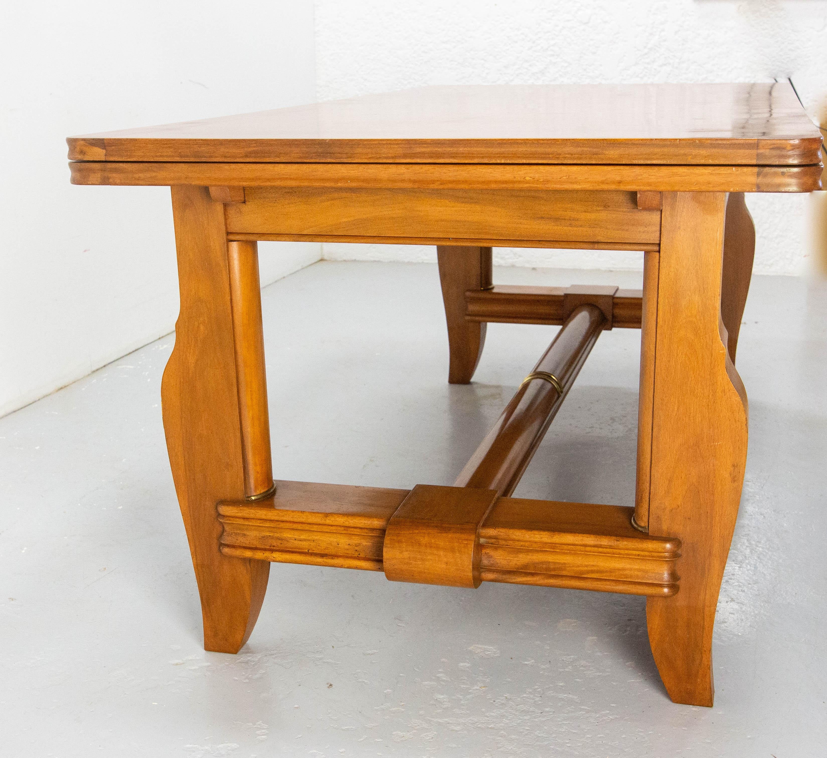 Milieu du XXe siècle Table à rallonge de salle à manger en merisier et plateau à motifs de diamants en laiton, circa 1960 en vente