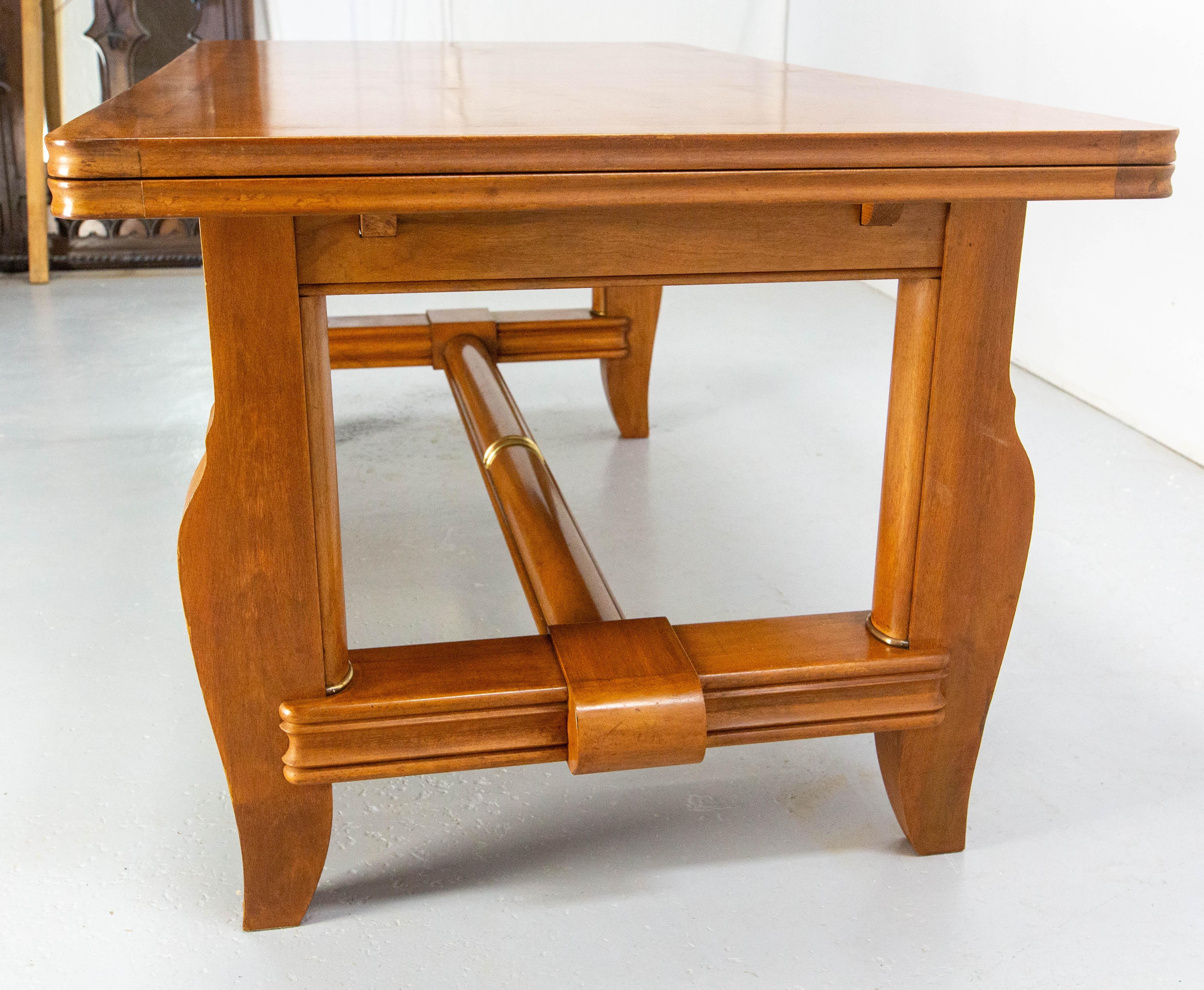 Laiton Table à rallonge de salle à manger en merisier et plateau à motifs de diamants en laiton, circa 1960 en vente