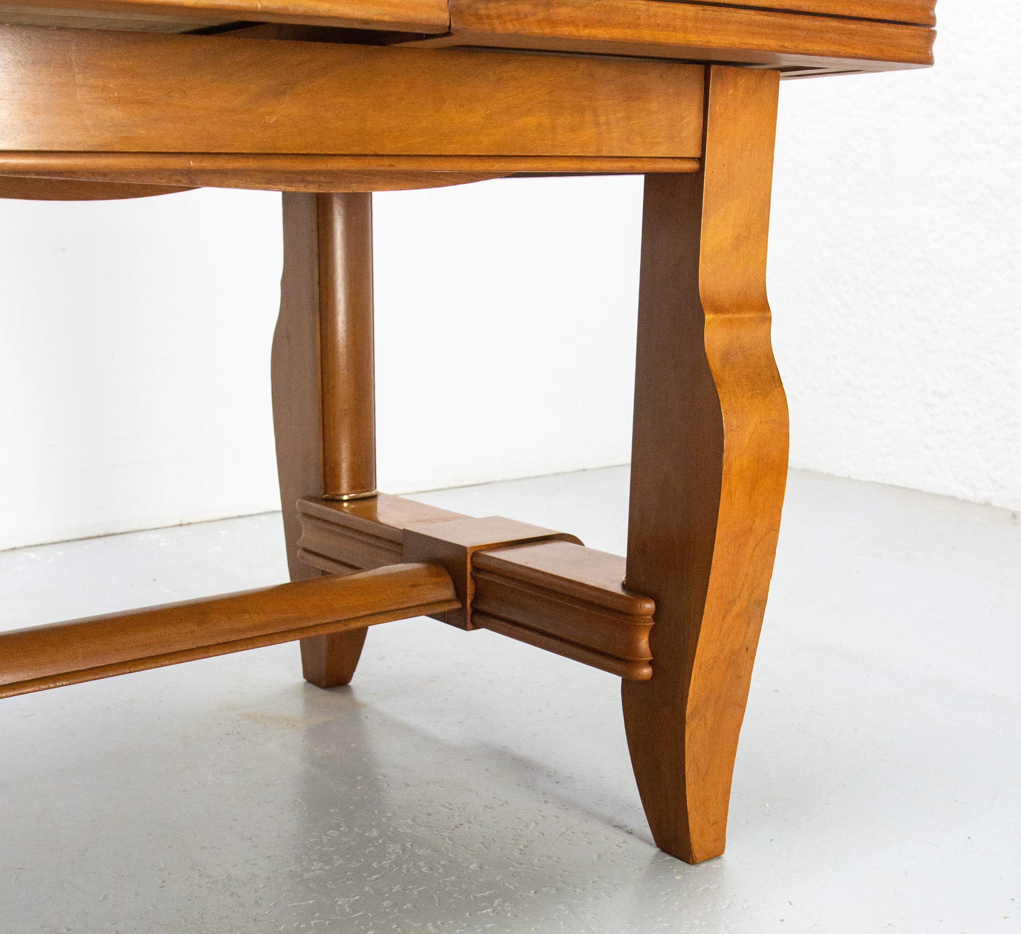 Table à rallonge de salle à manger en merisier et plateau à motifs de diamants en laiton, circa 1960 en vente 2