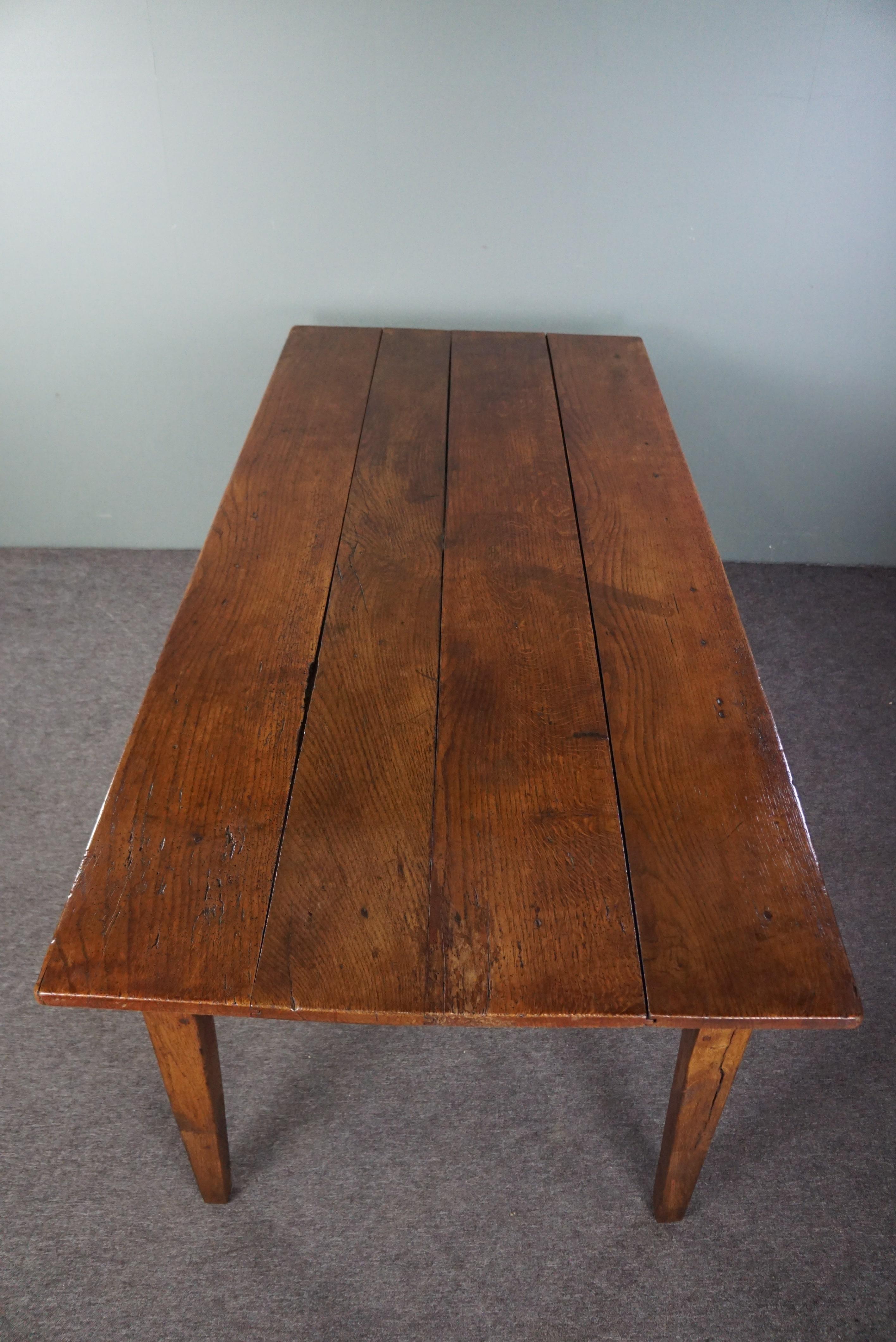 French dining table dating back to the early 19th century with warm colors For Sale 2