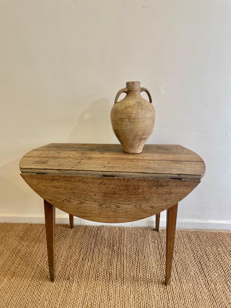 An authentic French country farm house harvest work table with attractive beautifully aged warm rustic patina. circa 1900.
Created in Provincial France in the early XX century, likely Southern France near the Mediterranean.
Great condition,