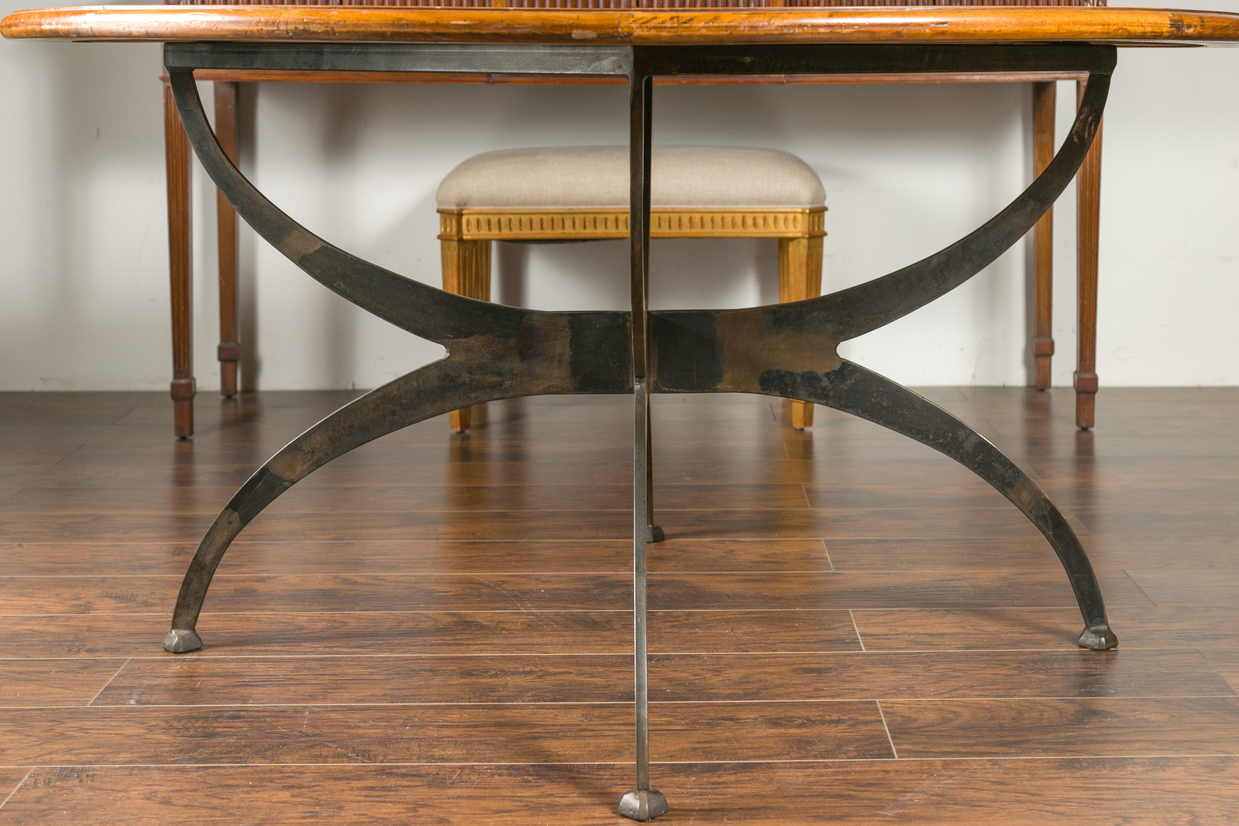 Mesa de comedor francesa con tablero redondo de parquet de circa 1900 y nueva base de hierro a medida Francés en venta