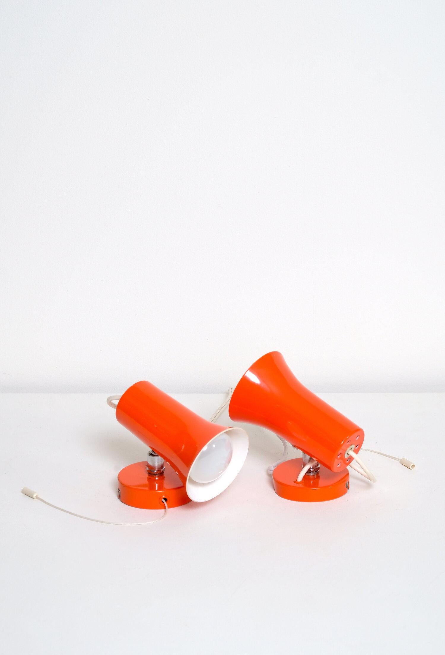 Focos direccionales franceses de color naranja brillante. Bombilla incandescente E-26 Edison de 60 a 100 vatios con casquillo mediano o superior si es LED/CFL.

 Enchufes originales E-26 Edison de base media. Pequeño deslustre, abolladuras,