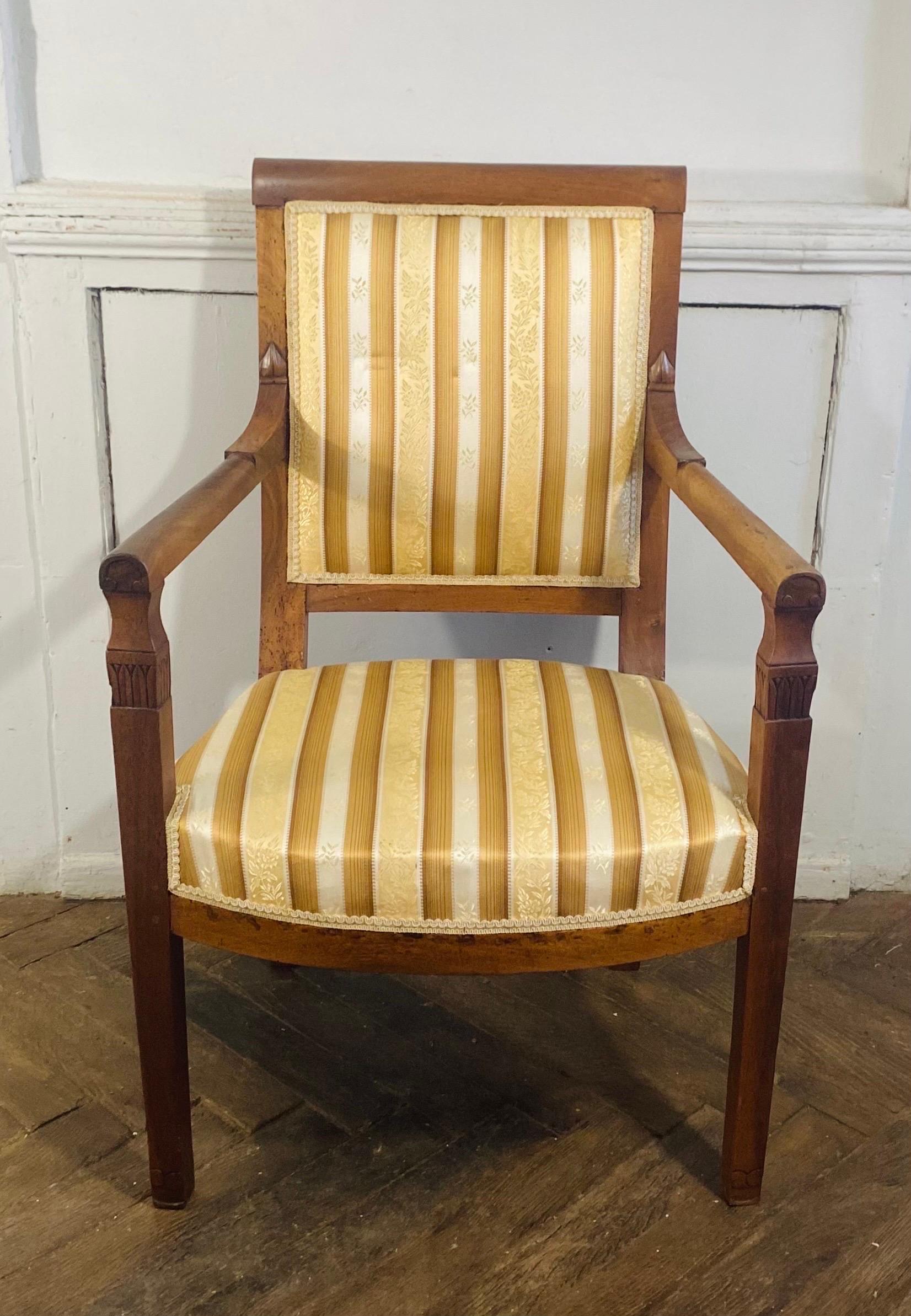 Sehr hübscher Sessel aus Buche mit einem hübschen Wandteppich in Gold- und Weißtönen im Directoire-Stil - 19.
Die sehr leuchtende weiß-goldene Polsterung macht ihn zu einem eleganten und raffinierten Sitzmöbel.
Dieser klassische Sessel kann sowohl
